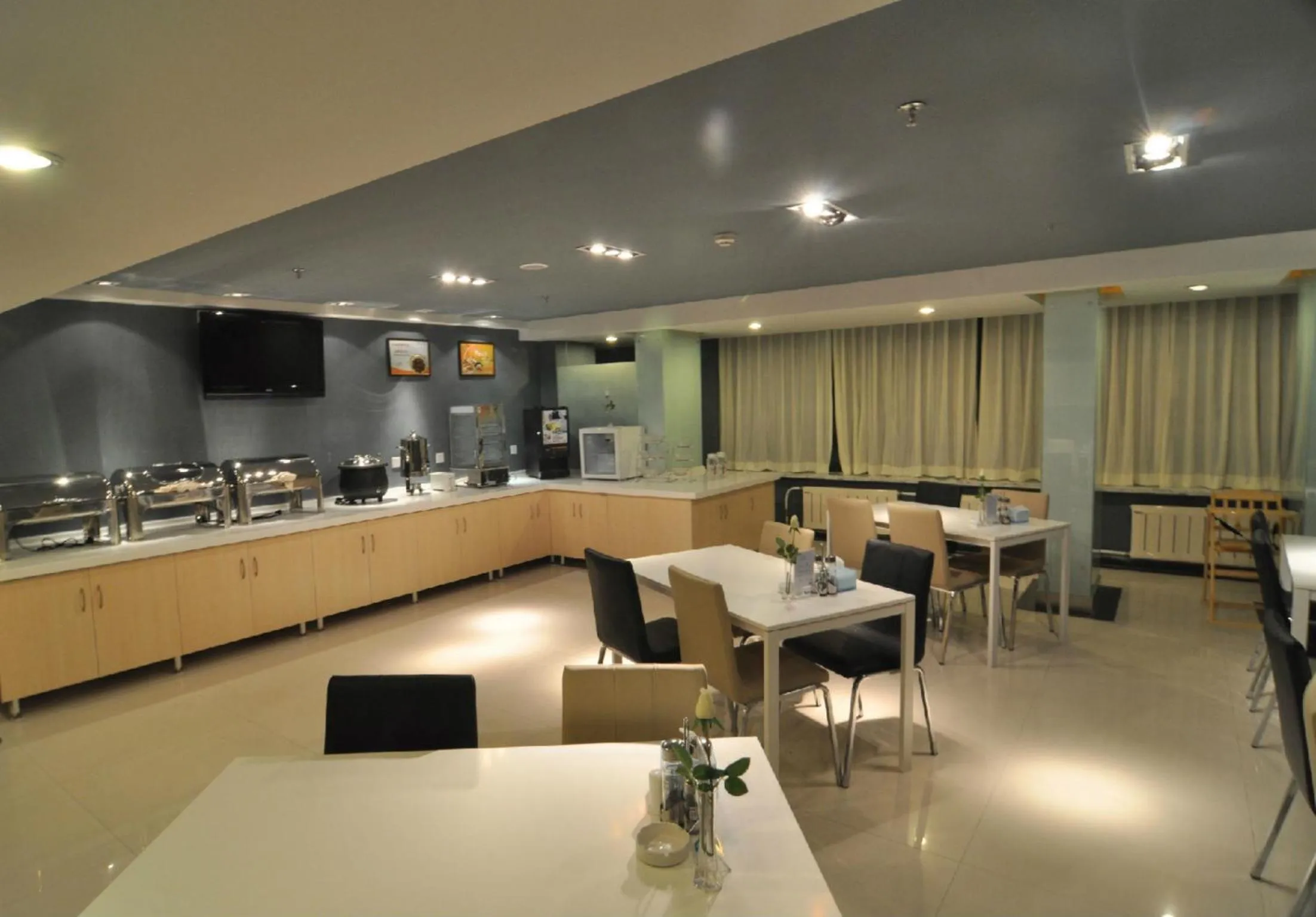 Restaurant/places to eat in Jinjiang Inn Shenyang North Railway Station Huigong Square