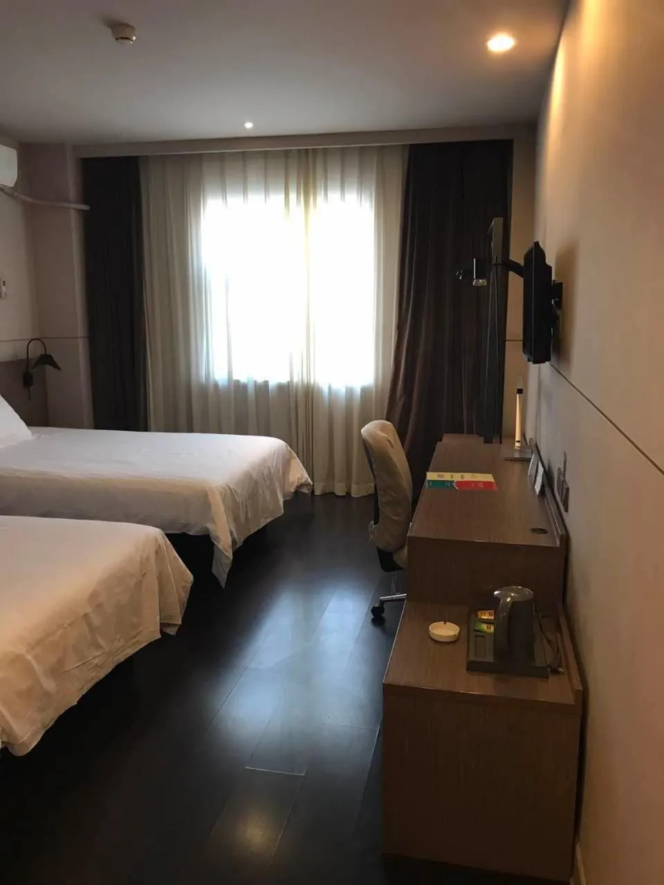 Photo of the whole room in Jinjiang Inn Select Tianjin Tanggu Metro Station Zhongxin North Road