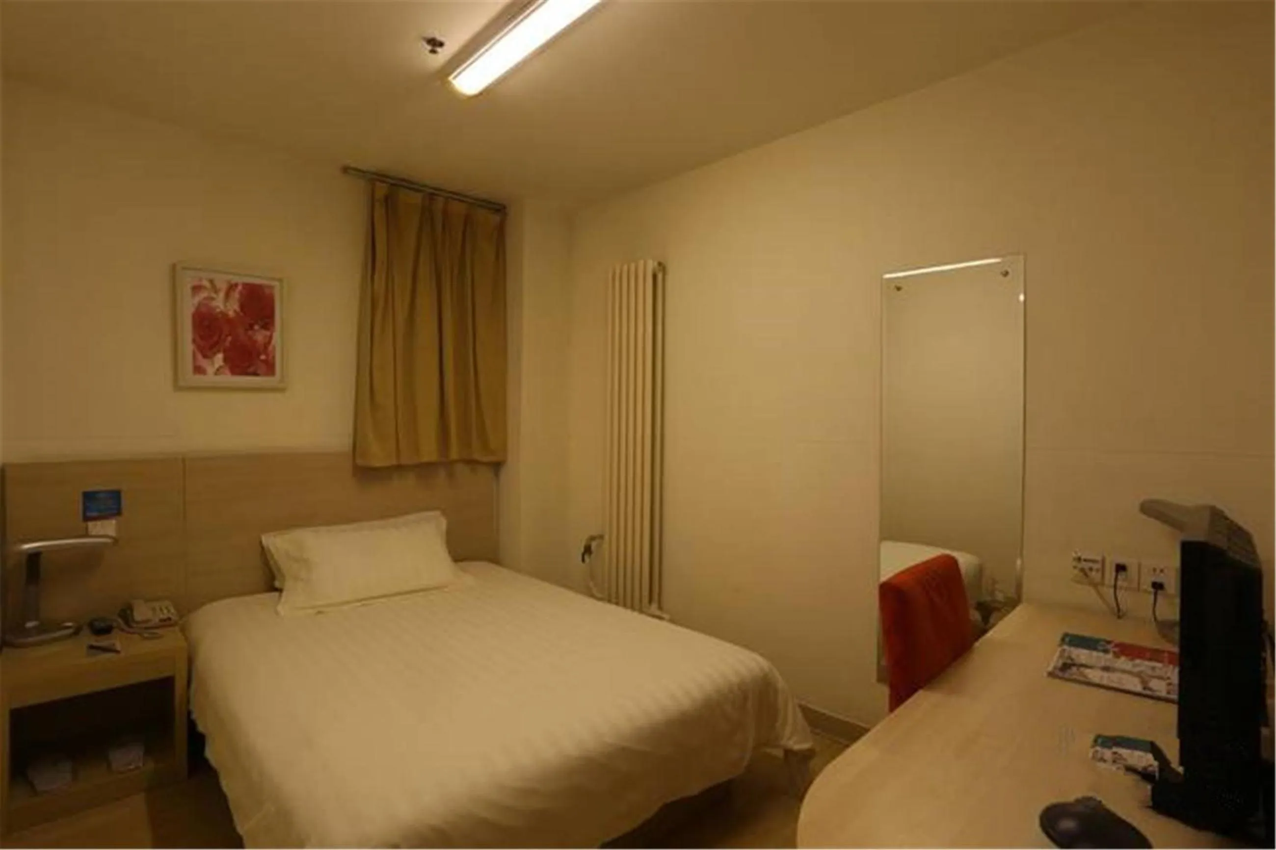 Bedroom, Bed in Jinjiang Inn Qingdao Bus Station