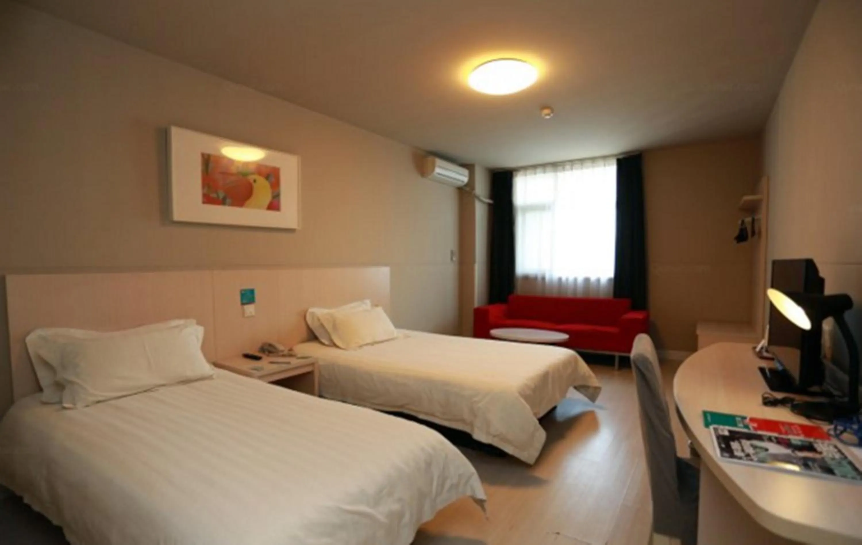 Photo of the whole room, Bed in Jinjiang Inn Wuhan Wuchang Railway Station