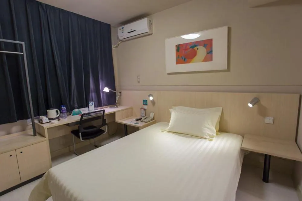 Bed in Jinjiang Inn Wanda Plaza Hotel Taiyuan Street Shenyang