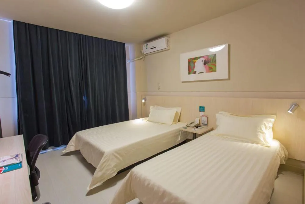 Bed in Jinjiang Inn Wanda Plaza Hotel Taiyuan Street Shenyang