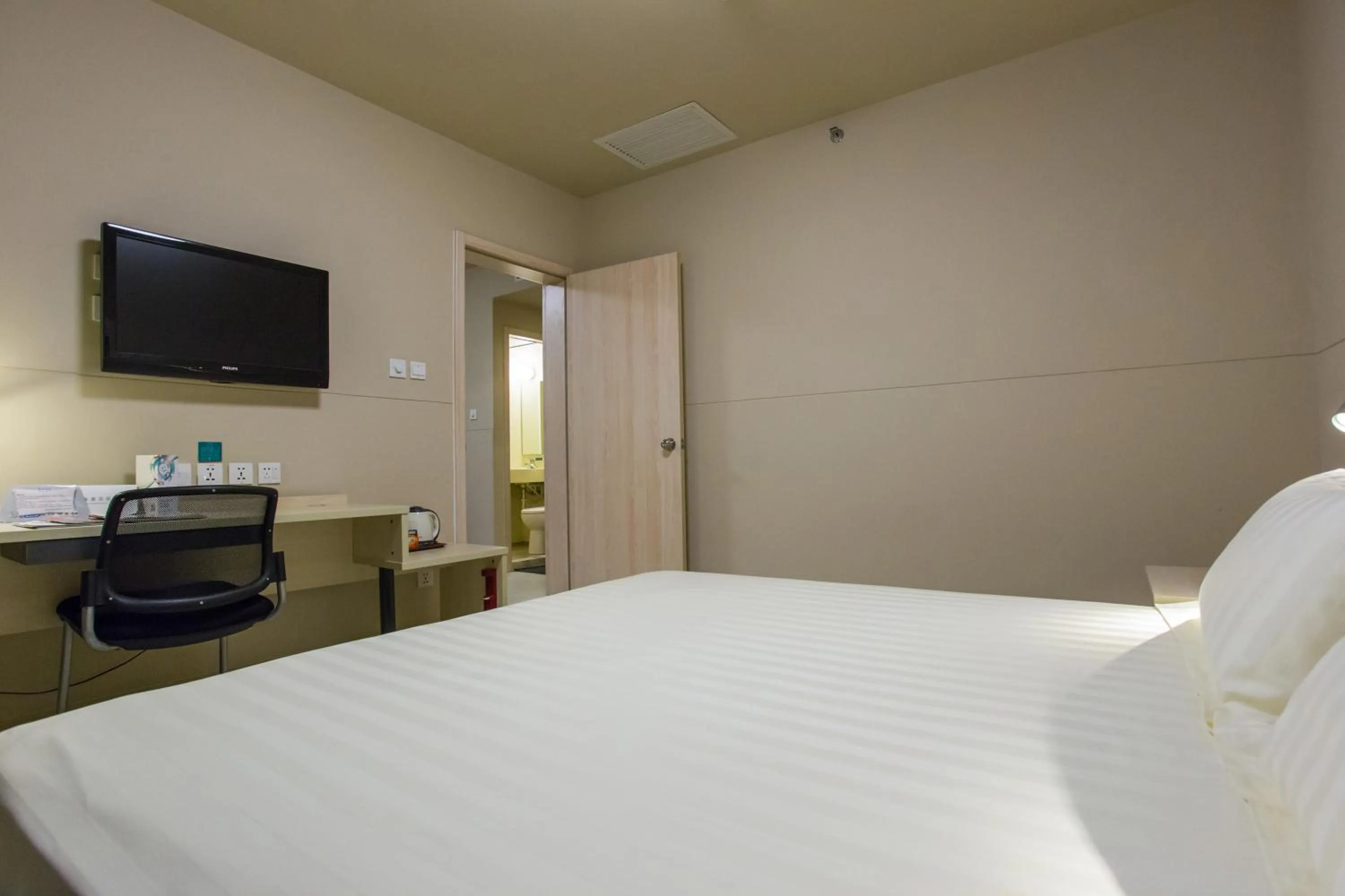 bunk bed, TV/Entertainment Center in Jinjiang Inn Tianjin South Station