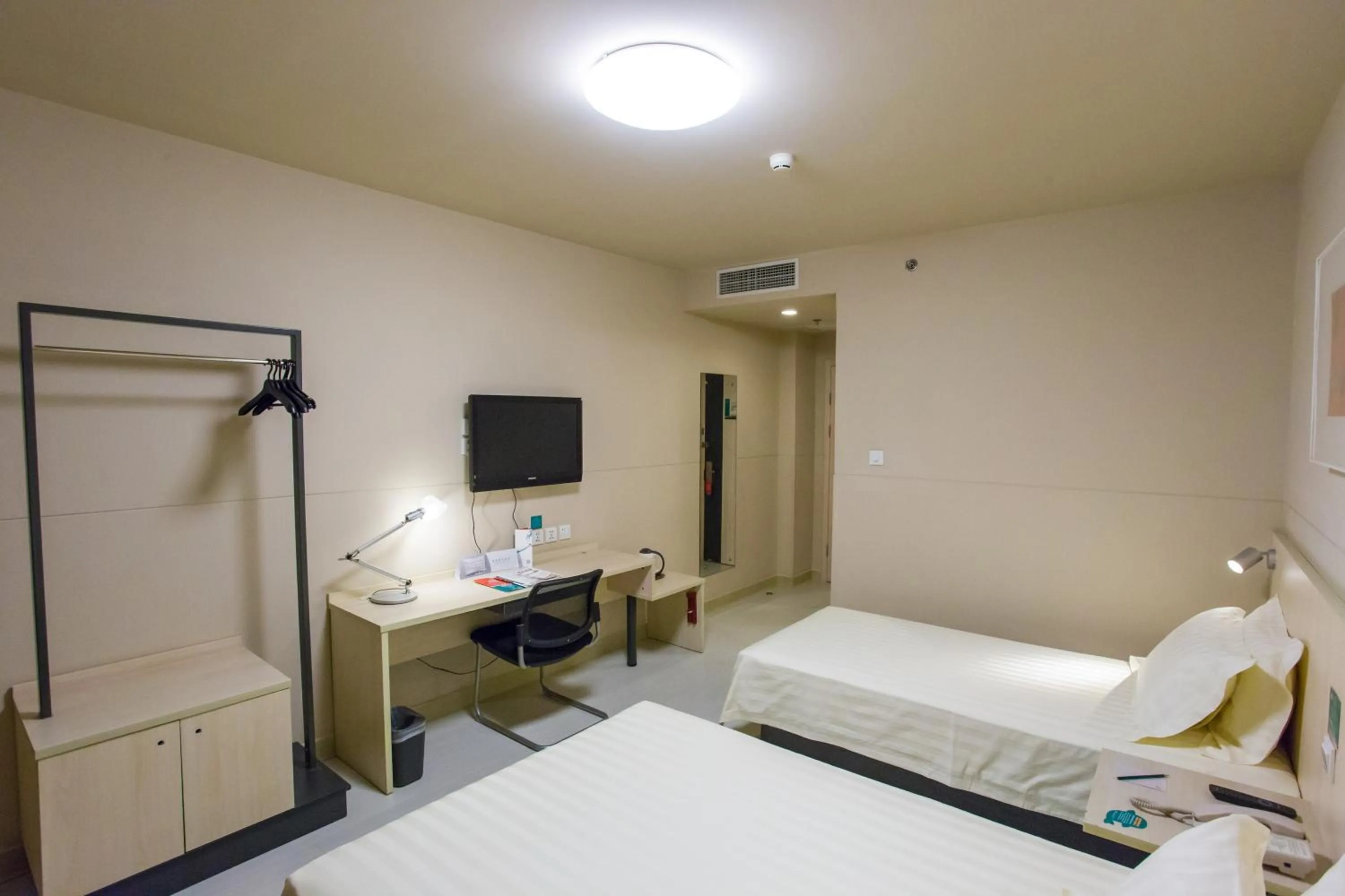 Photo of the whole room, TV/Entertainment Center in Jinjiang Inn Tianjin South Station