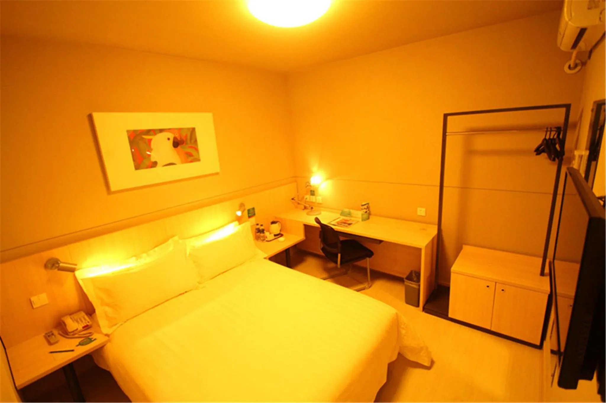 Photo of the whole room, Bed in Jinjiang Inn Changzhi Bayi Square