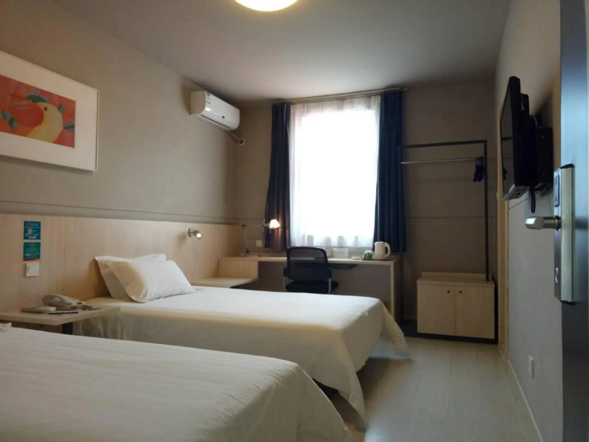 Photo of the whole room, Bed in Jinjiang Inn Changzhi Bayi Square