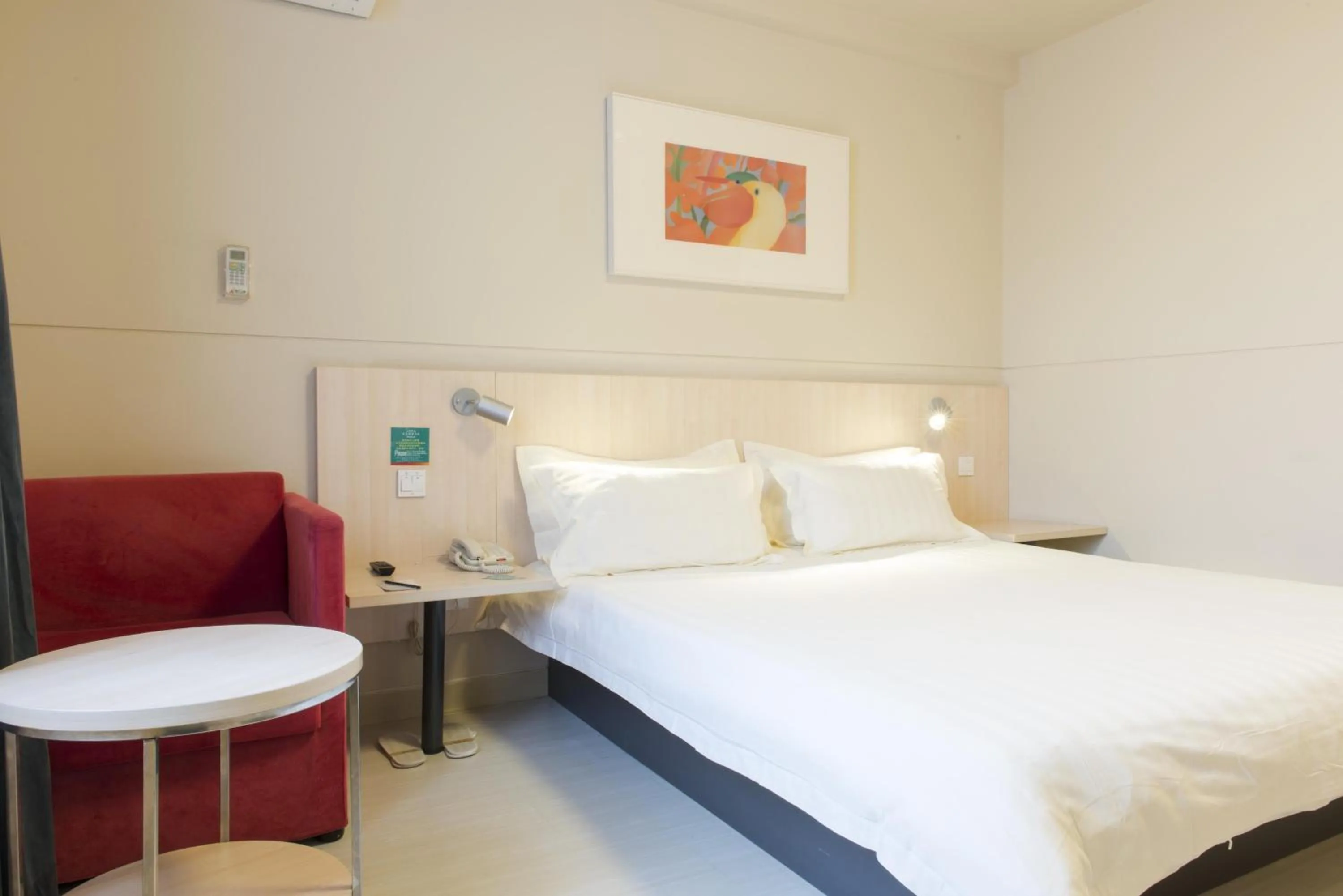 Photo of the whole room, Bed in Jinjiang Inn Dalian Lianhe Road