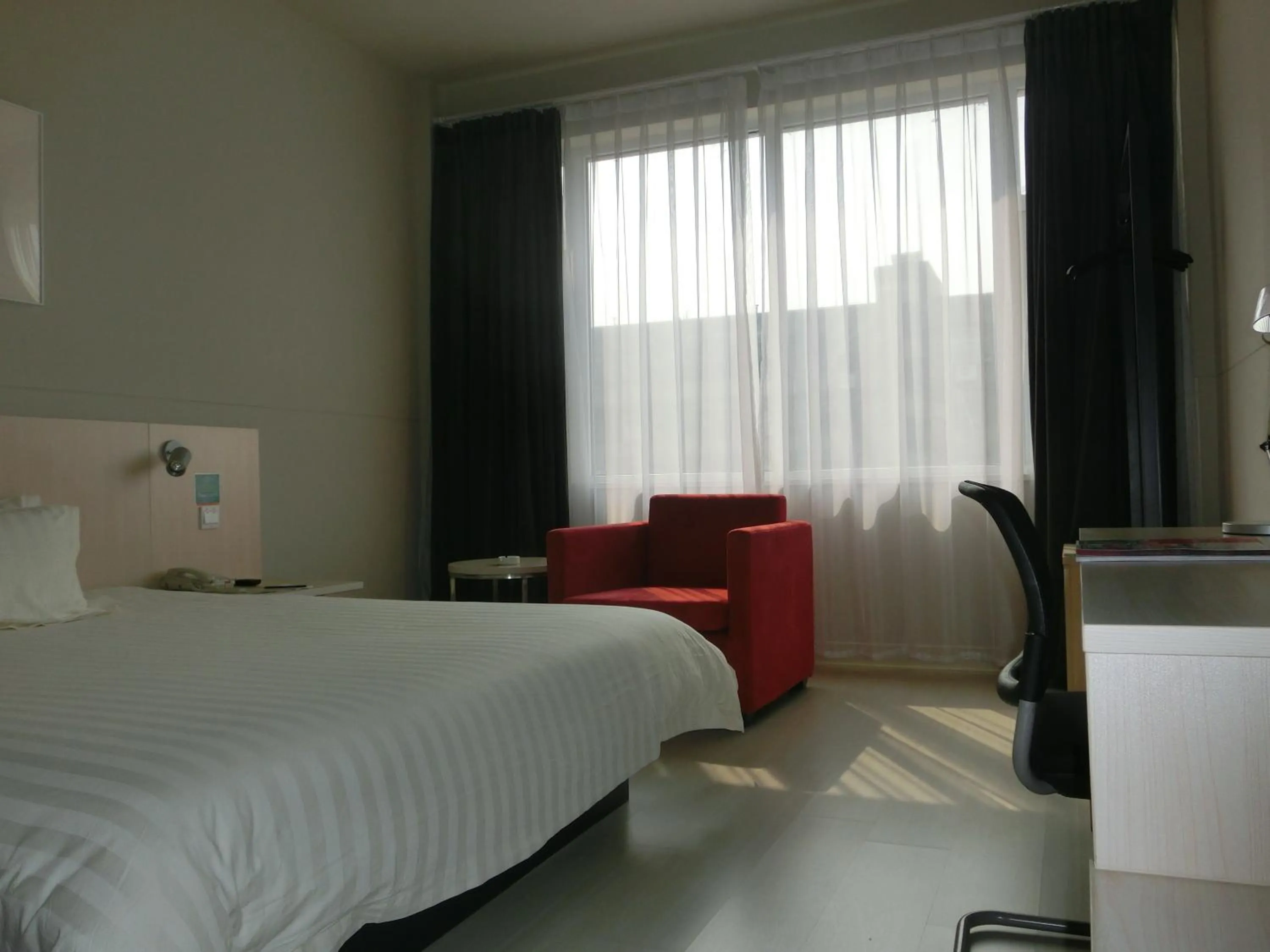 Photo of the whole room, Bed in Jinjiang Inn Xiangyang Nanshan Tanxi Road