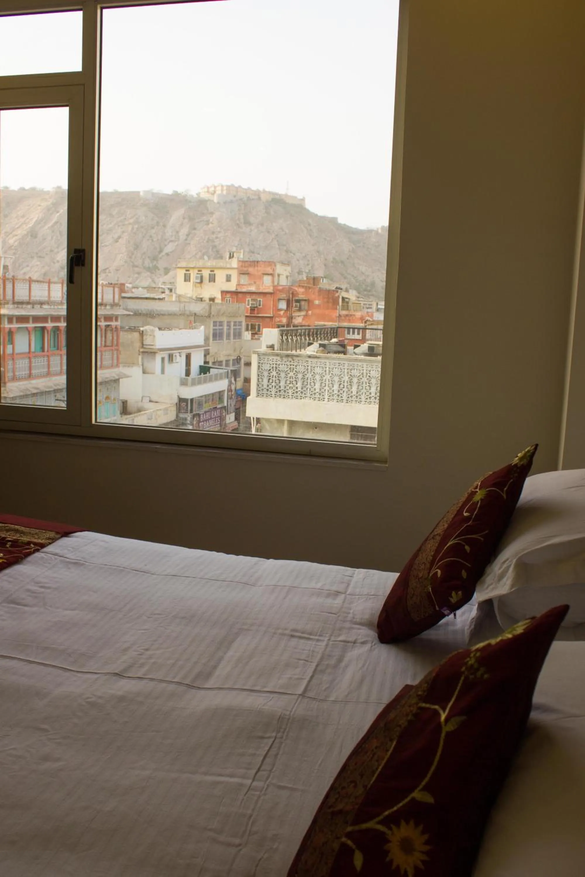Mountain view, Bed in Pandya Niwas