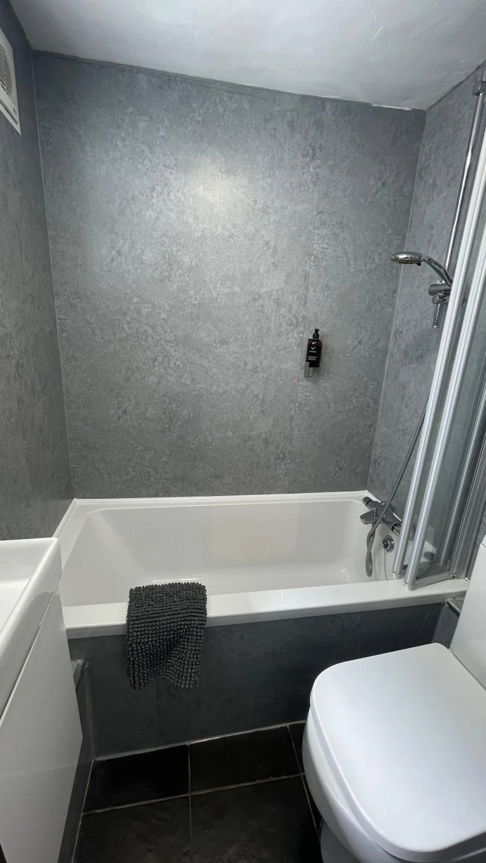 Bathroom in EI8HT Brighton Guest Accommodation