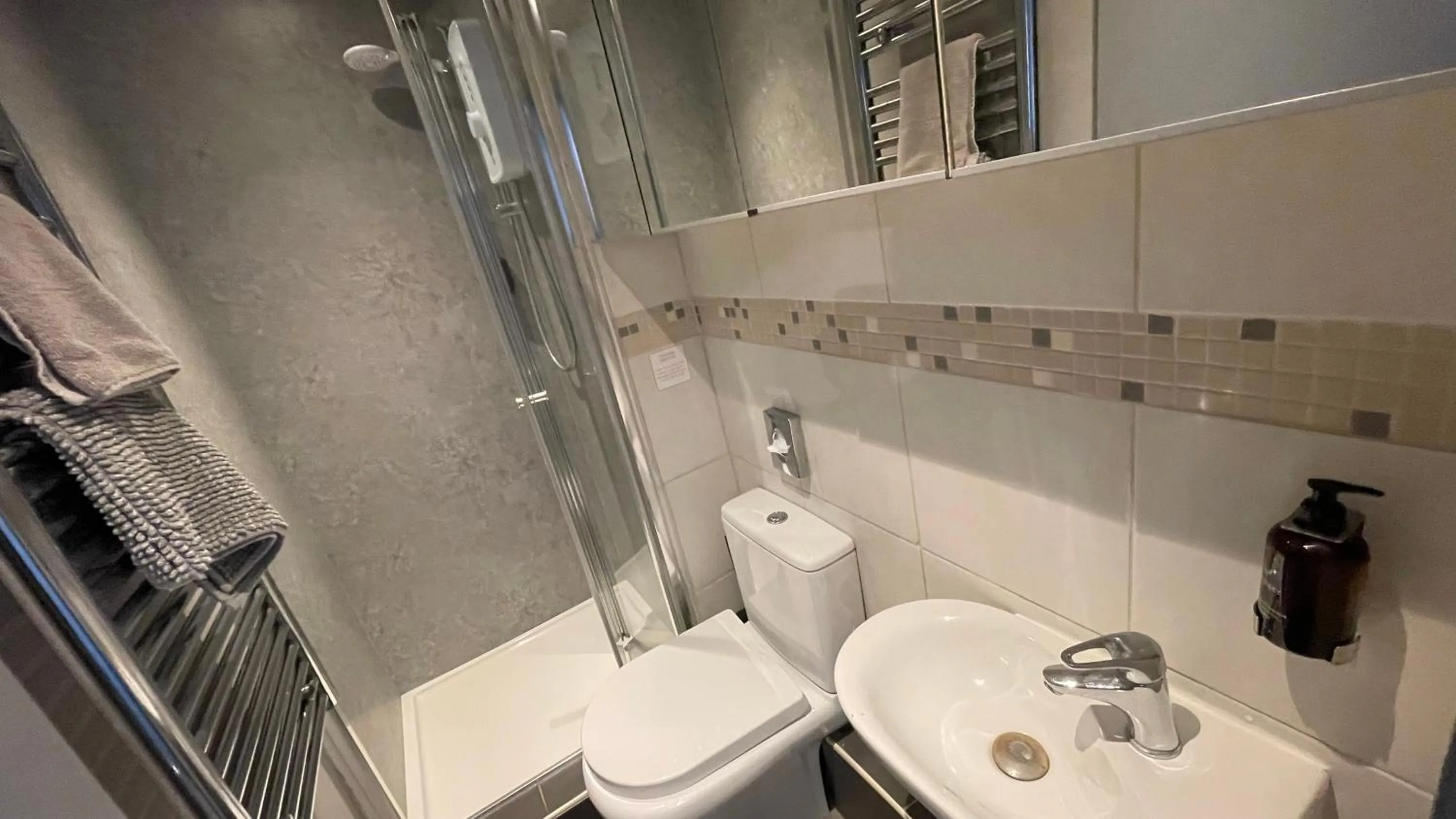 Bathroom in EI8HT Brighton Guest Accommodation