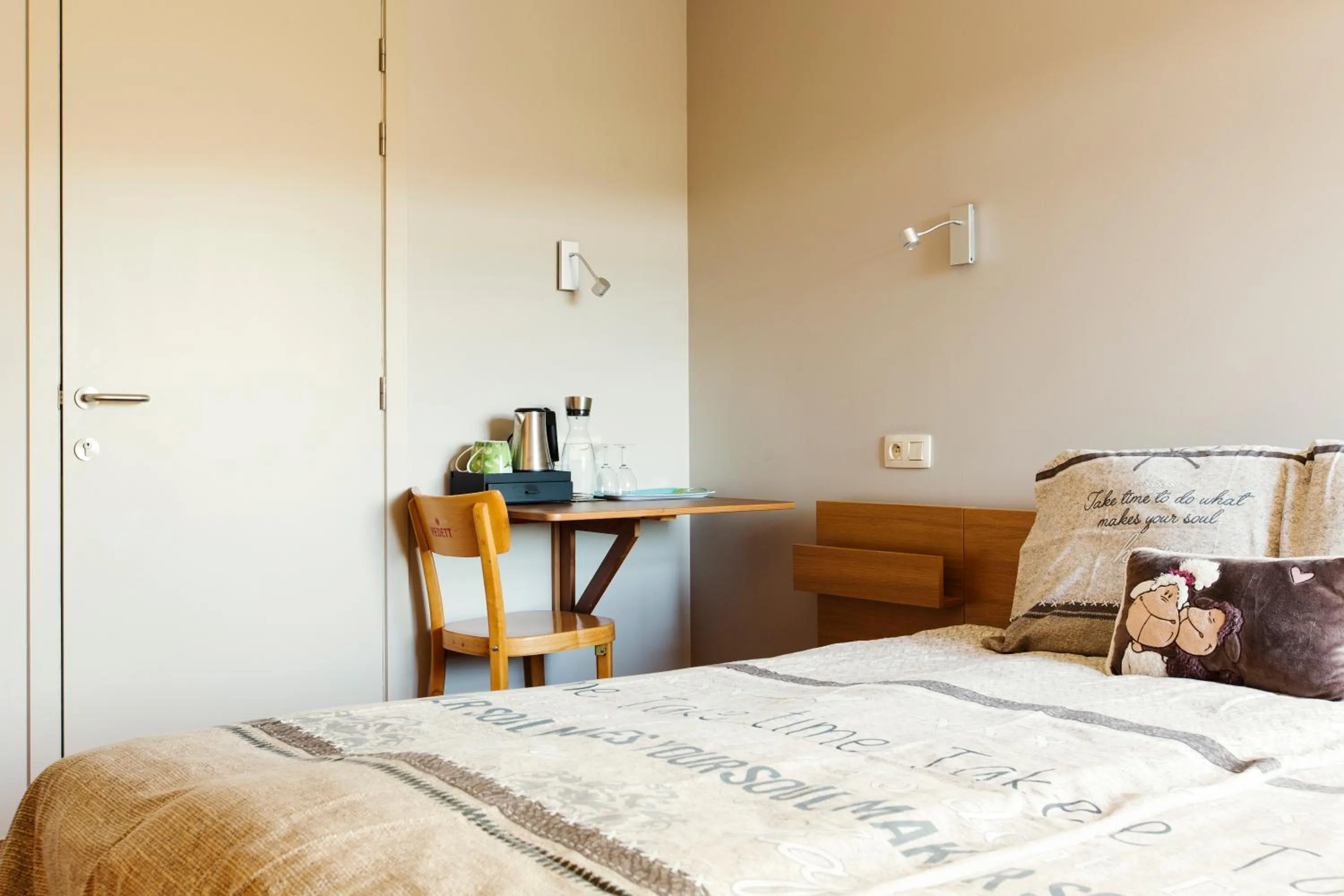 Coffee/tea facilities, Bed in Hoevehotel Ronse