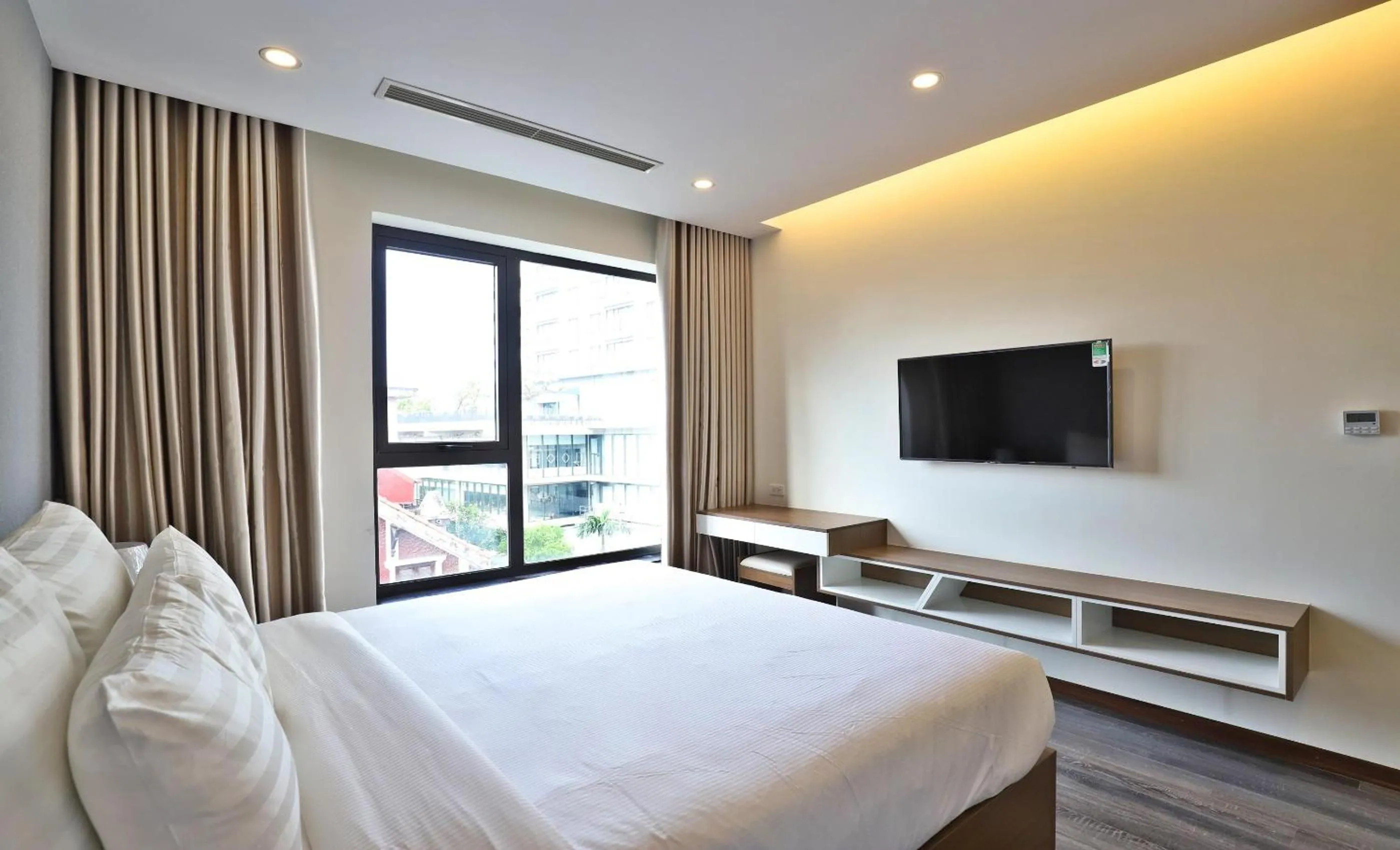 TV and multimedia, Bed in Luxe Paradise Suites Tay Ho