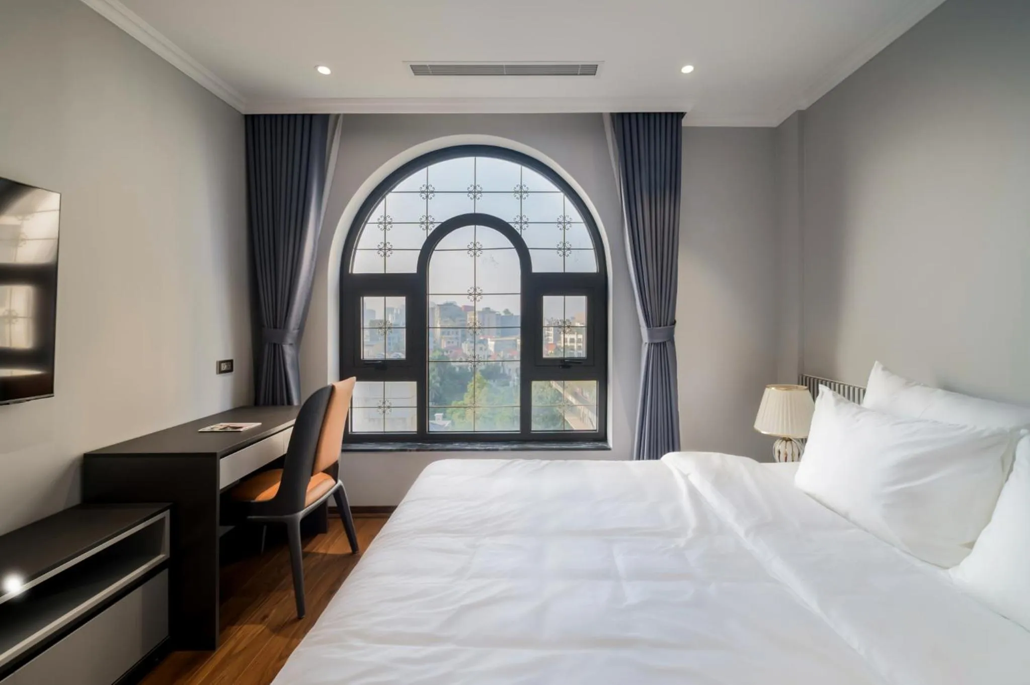 Photo of the whole room, Bed in Luxe Paradise Suites Tay Ho