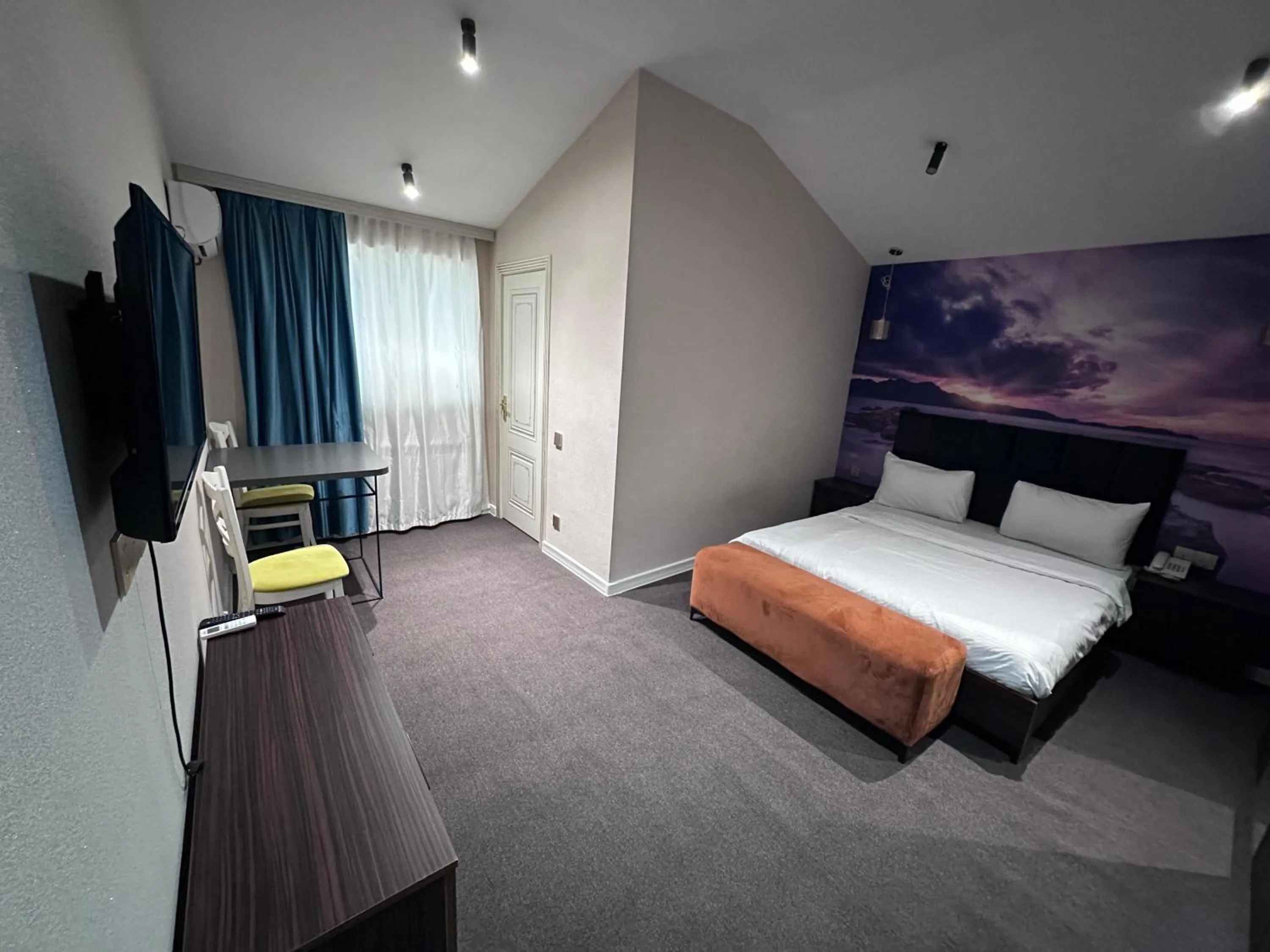 Communal lounge/ TV room, Bed in Central City Hotel