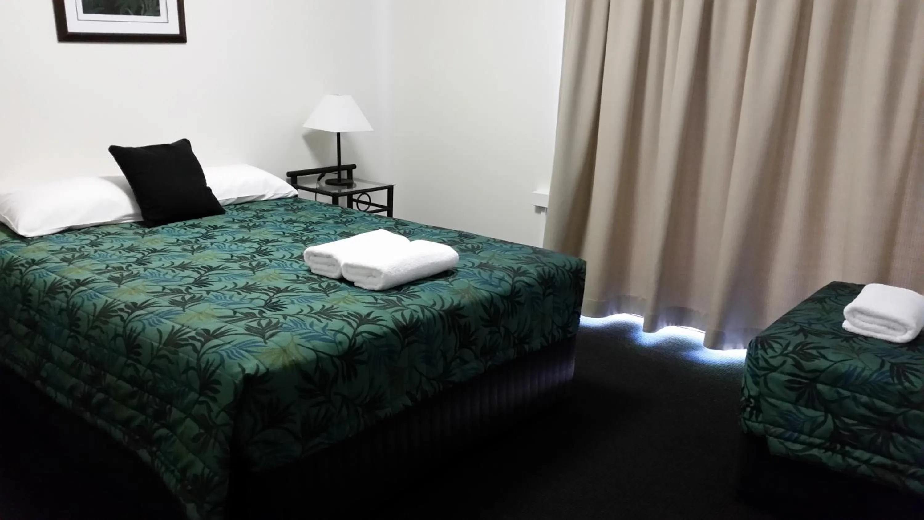 Bedroom, Bed in Port Denison Motor Inn