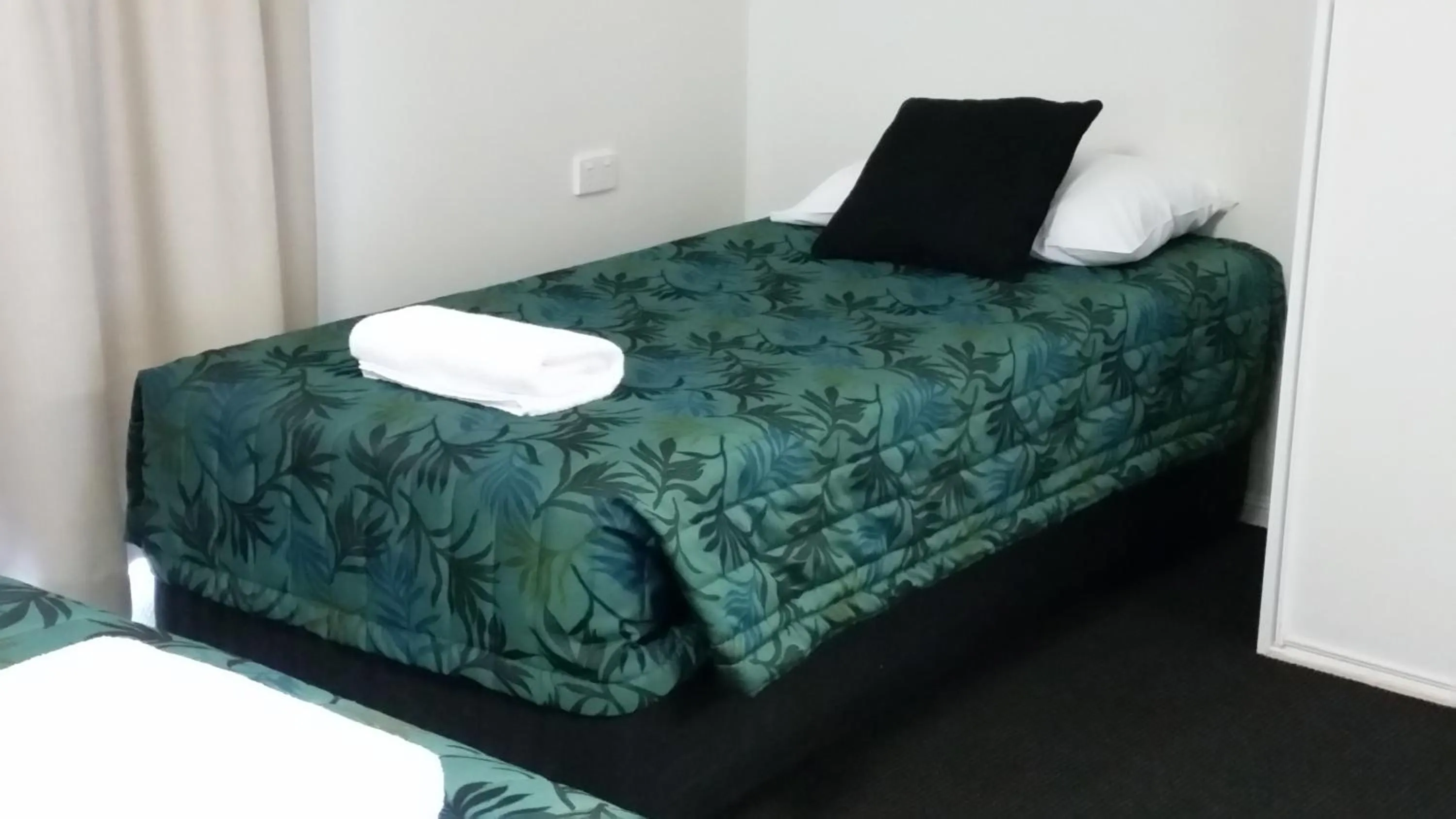 Bedroom, Bed in Port Denison Motor Inn