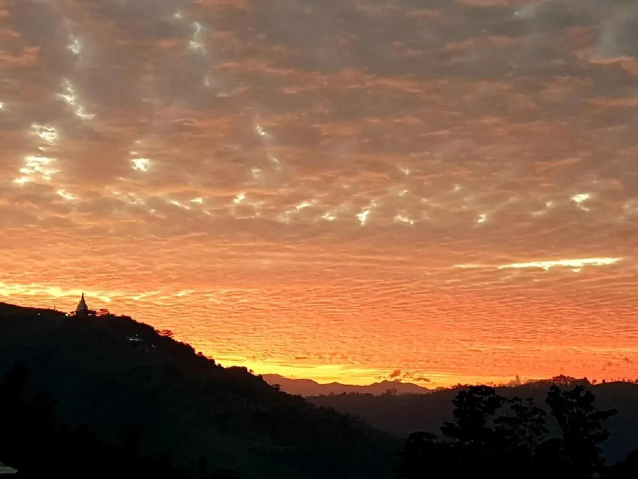 Sunset in Lakshmis Hotel Ella