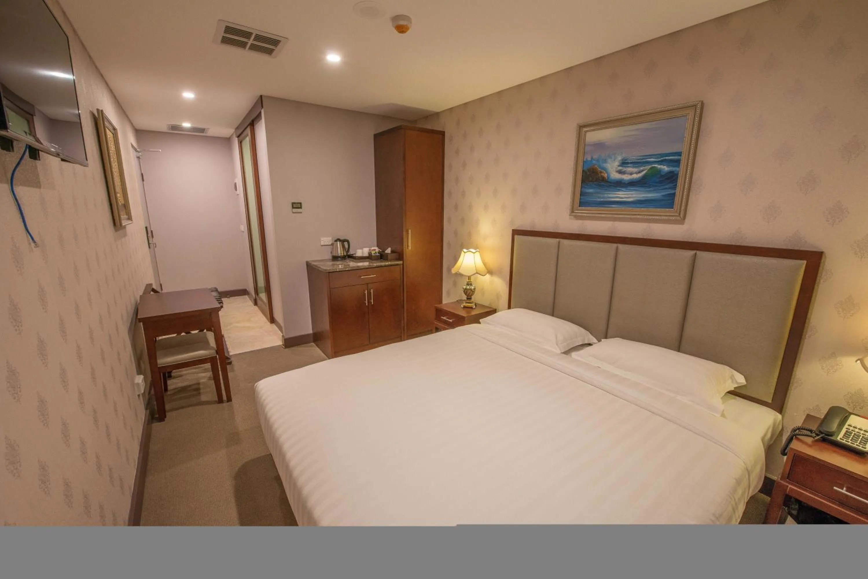 Photo of the whole room, Bed in Megaboom City Hotel