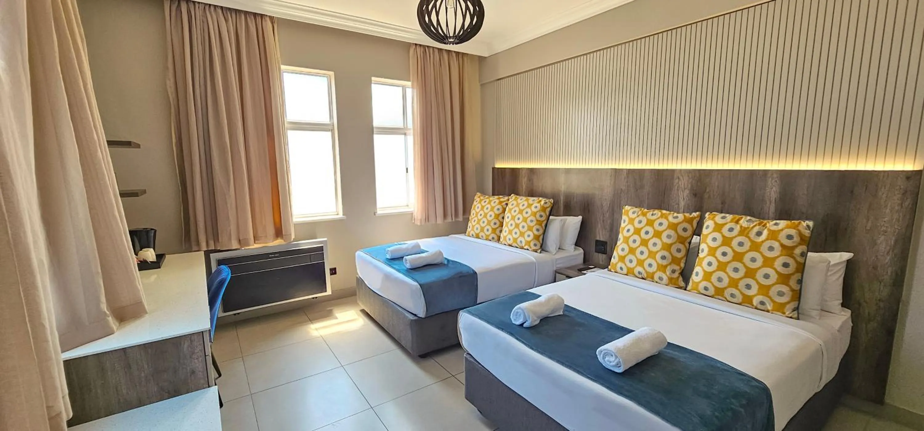 Bedroom, Bed in Albany Hotel