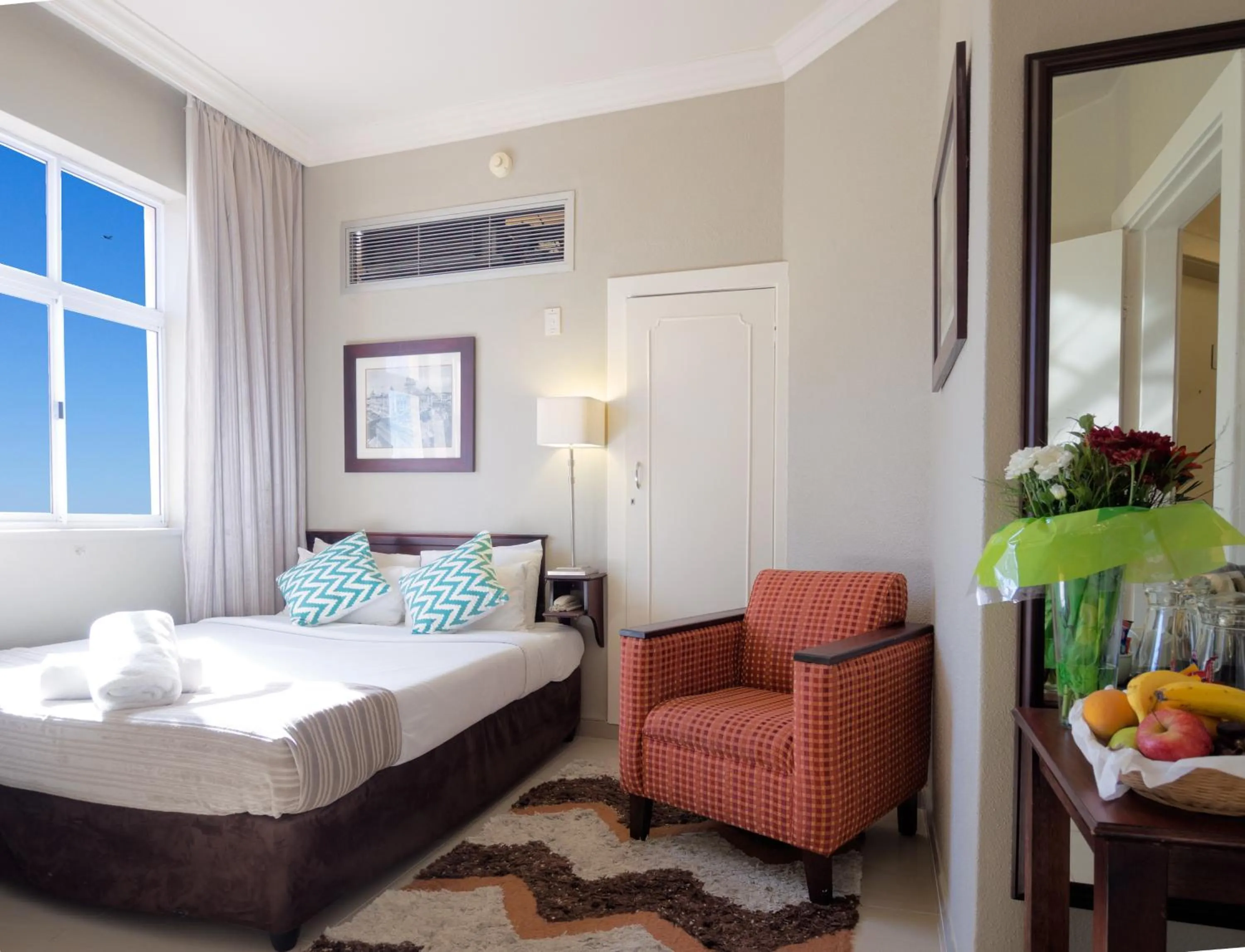 Coffee/tea facilities, Bed in Albany Hotel