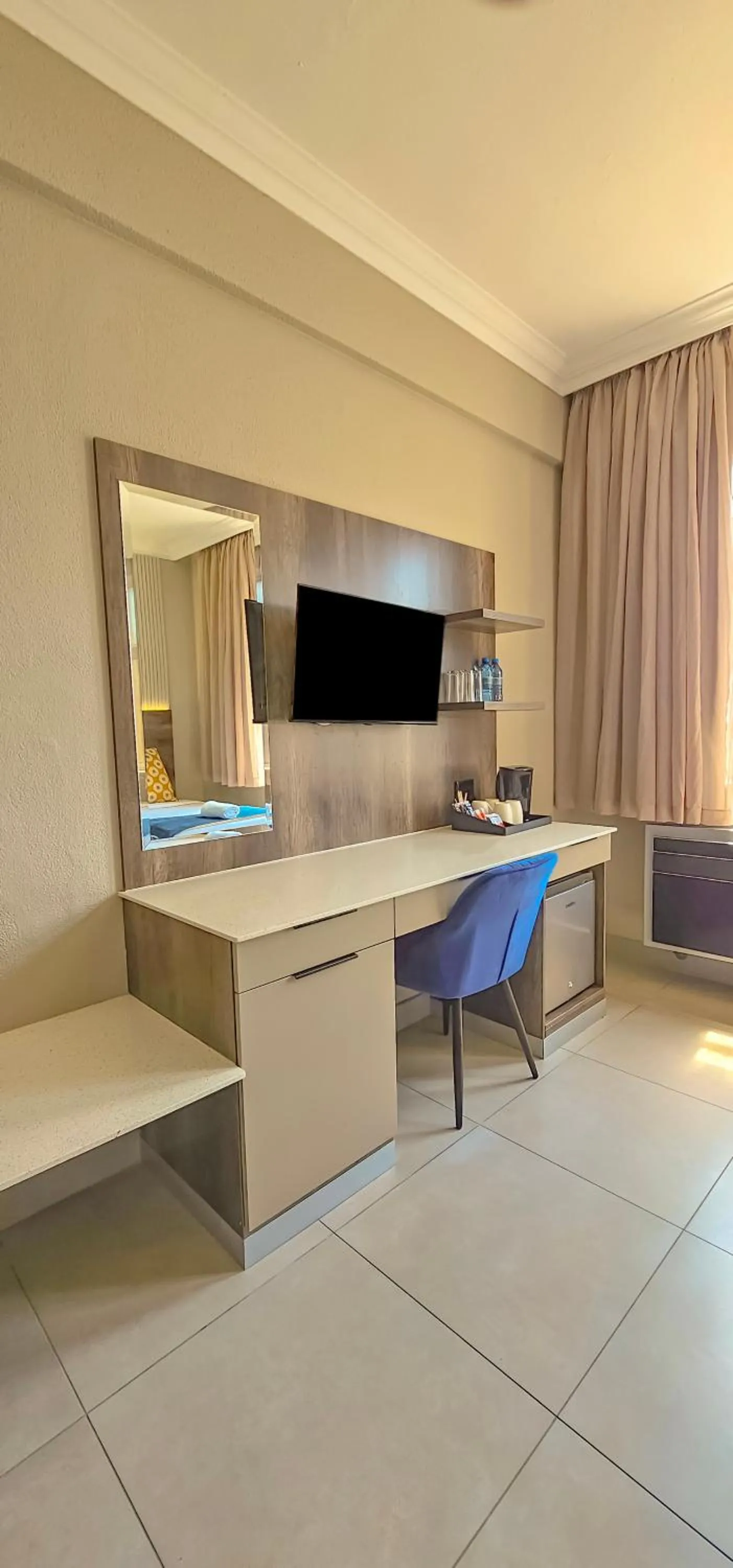 TV and multimedia in Albany Hotel