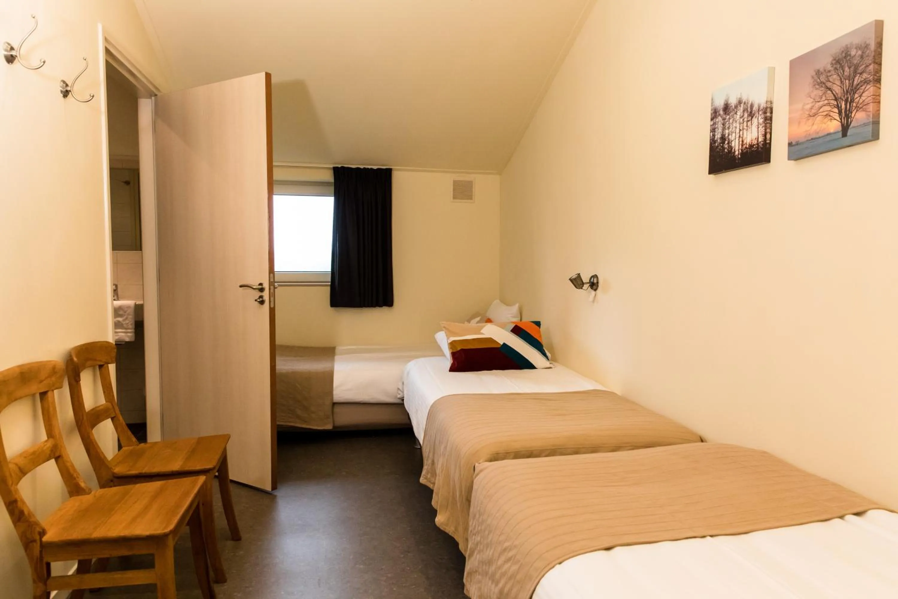 Photo of the whole room, Bed in De Johanneshoeve