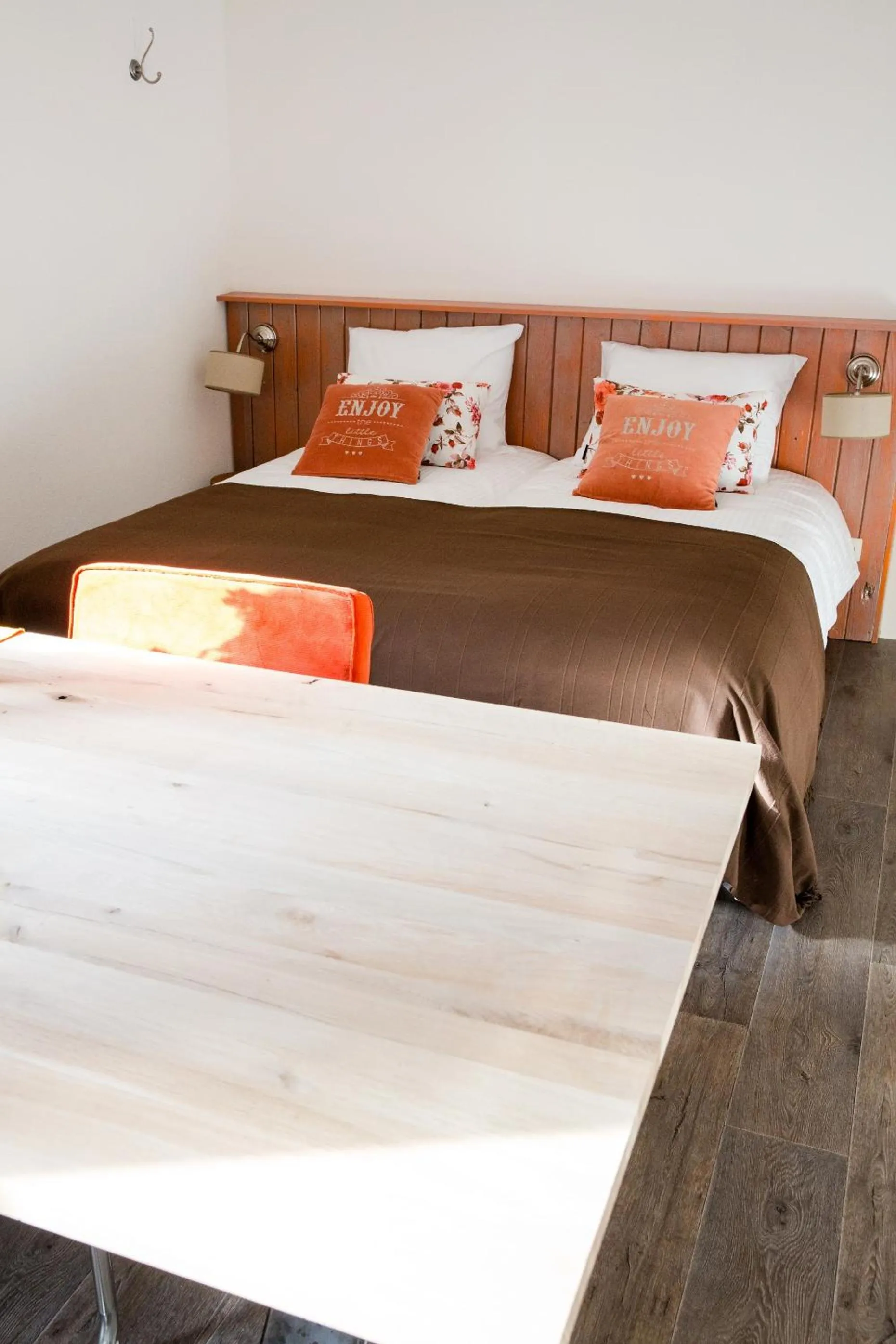 Photo of the whole room, Bed in De Johanneshoeve