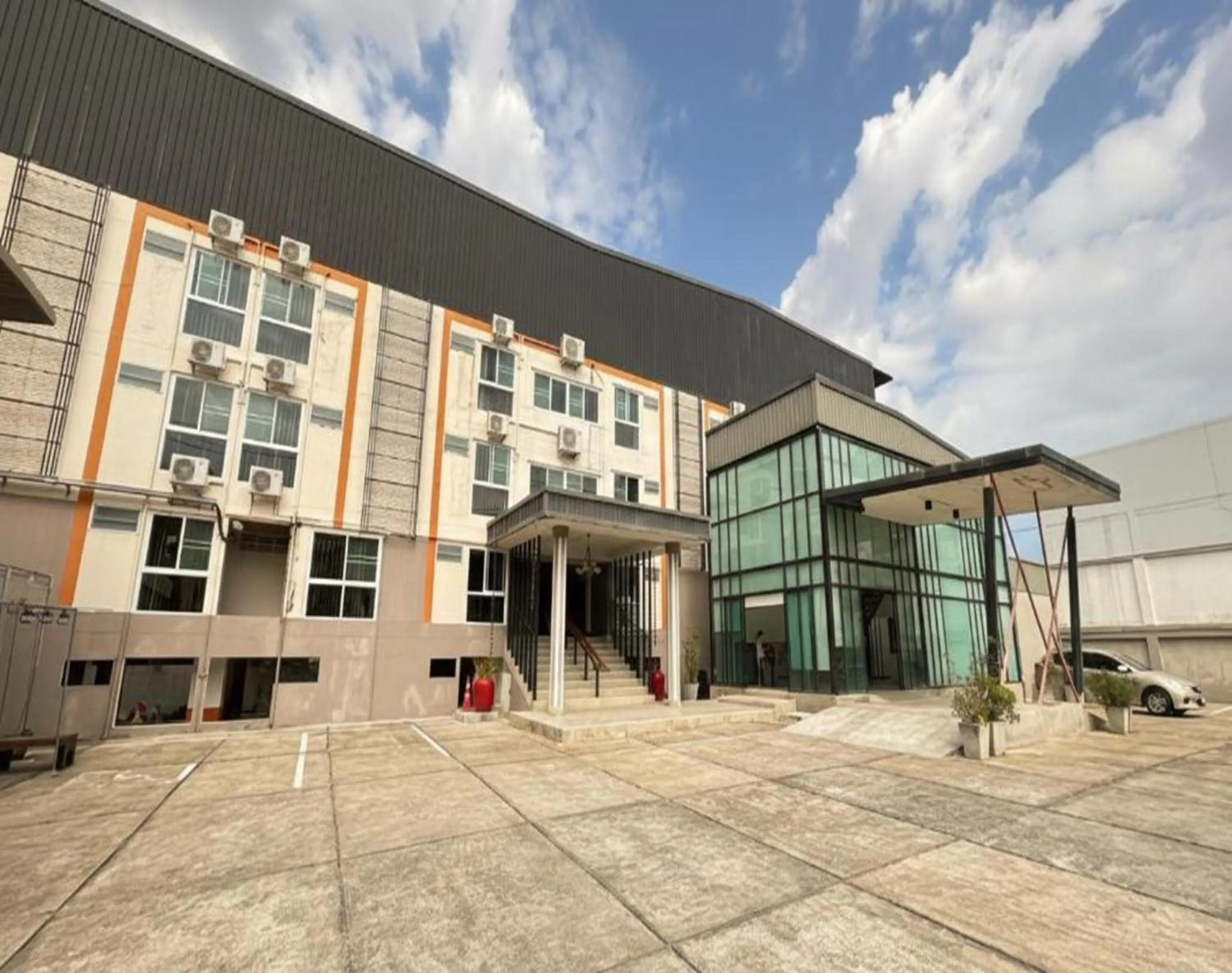 Property building in Collection O Mahidol Road