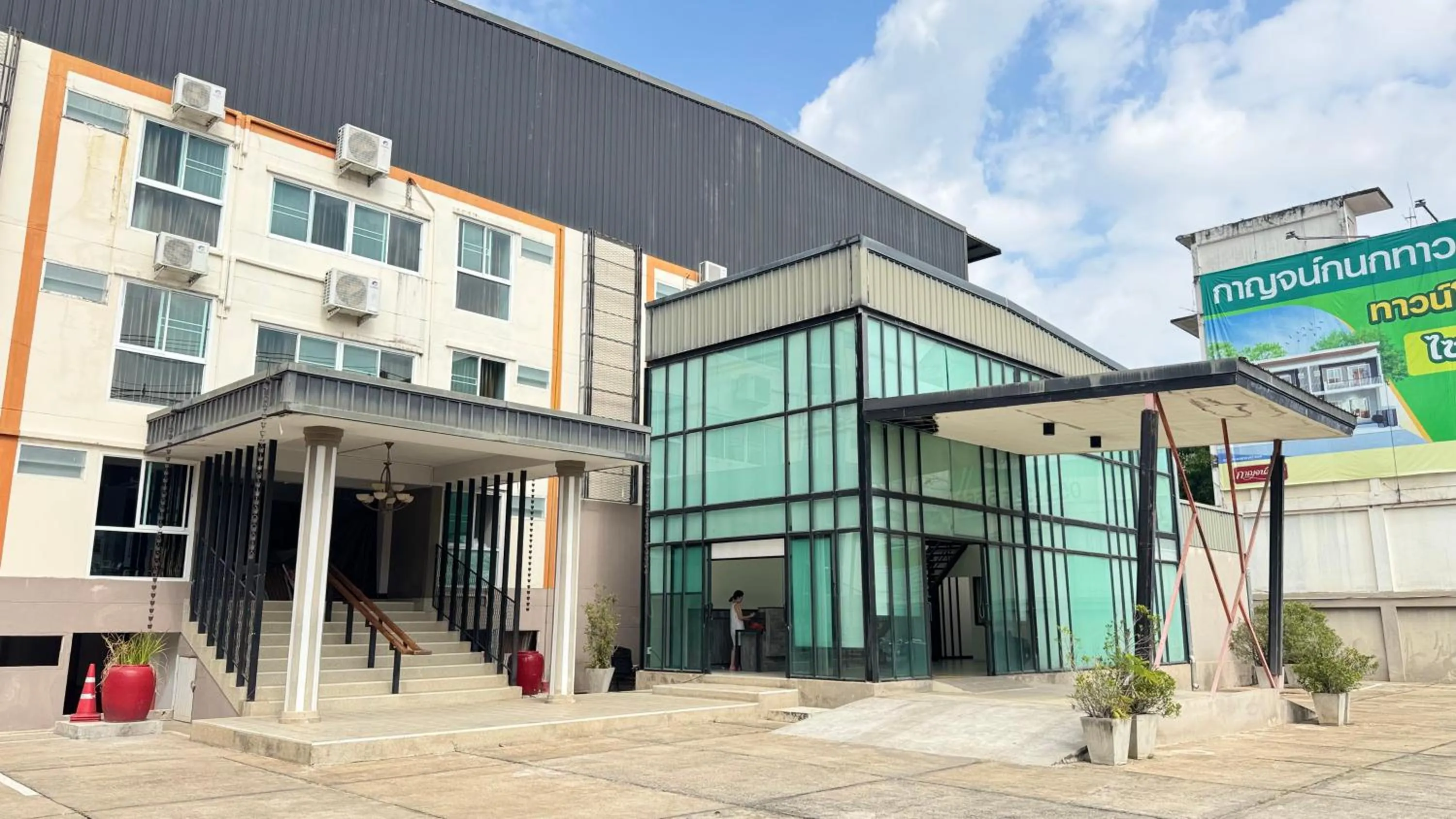 Facade/entrance in Collection O Mahidol Road
