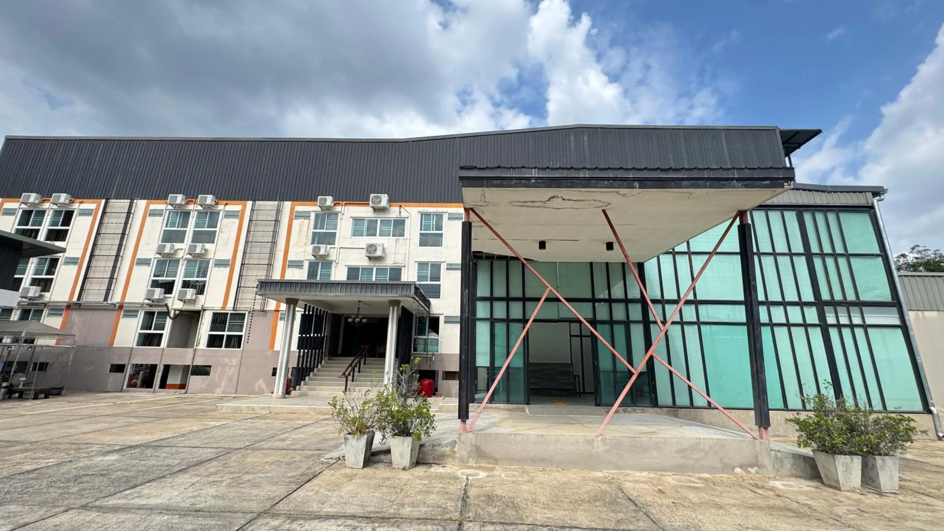 Facade/entrance in Collection O Mahidol Road