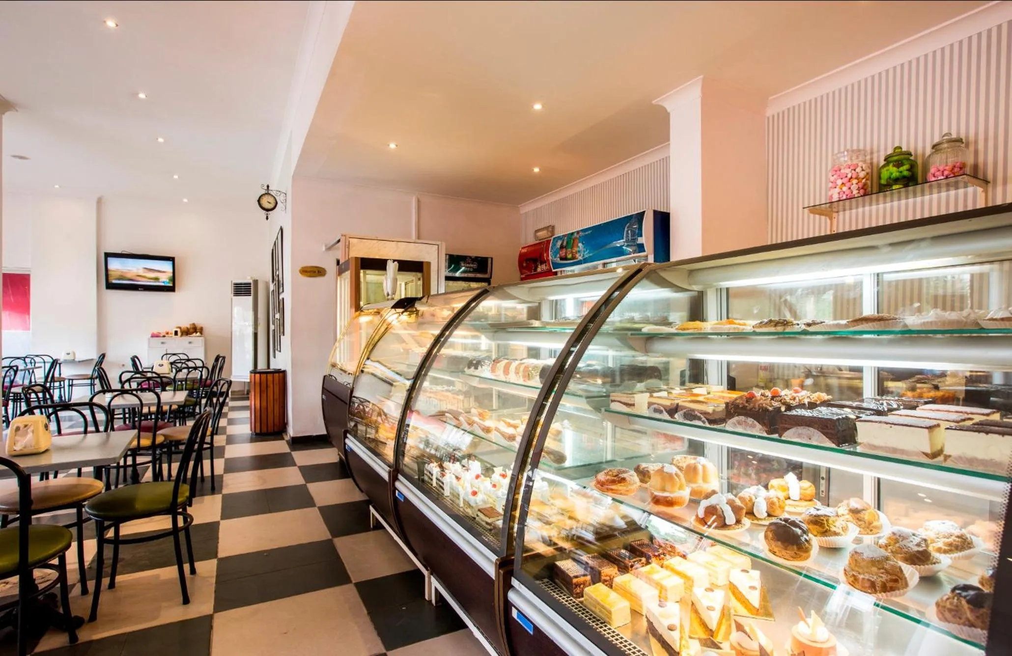 Restaurant/places to eat in Mikhael's Hotel