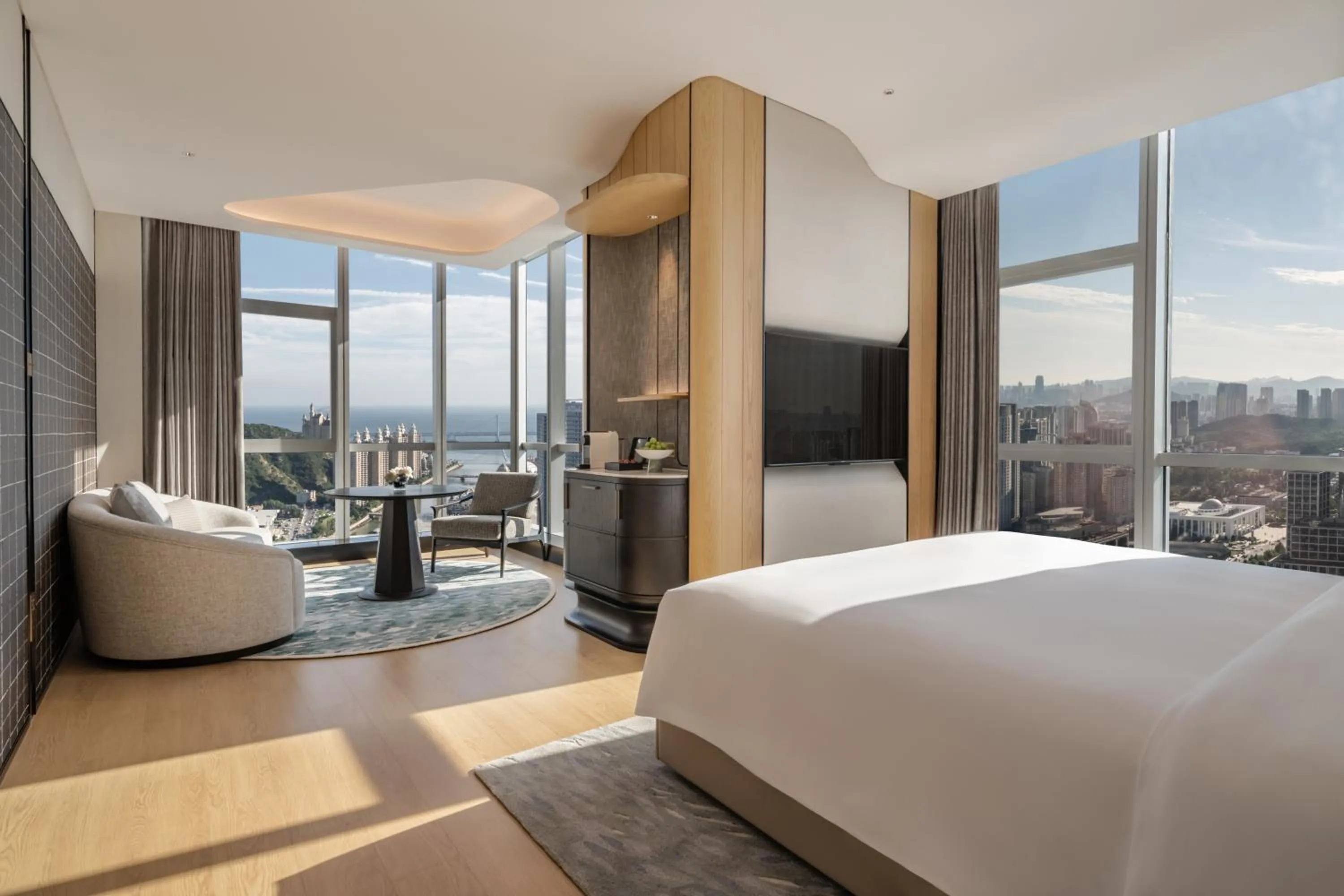 Photo of the whole room, Bed in Pan Pacific Hotel, Dalian