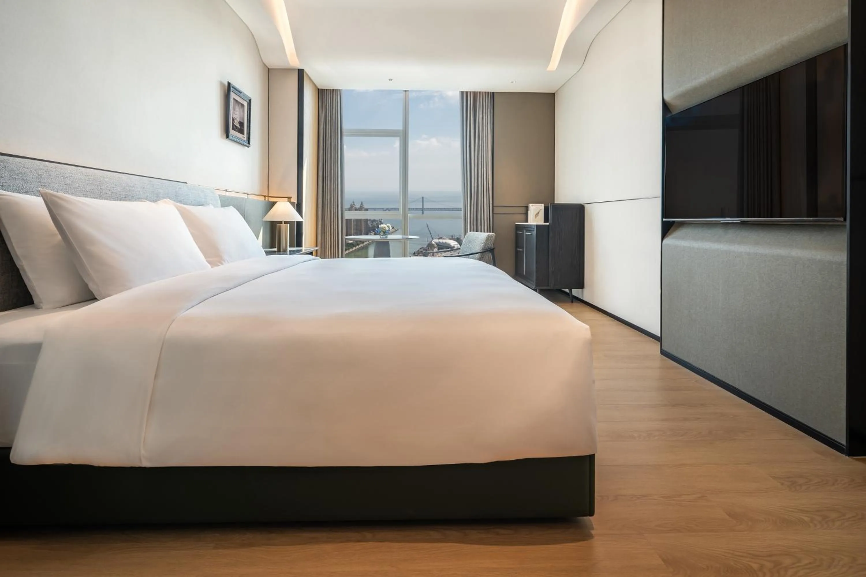 Bedroom, Bed in Pan Pacific Hotel, Dalian