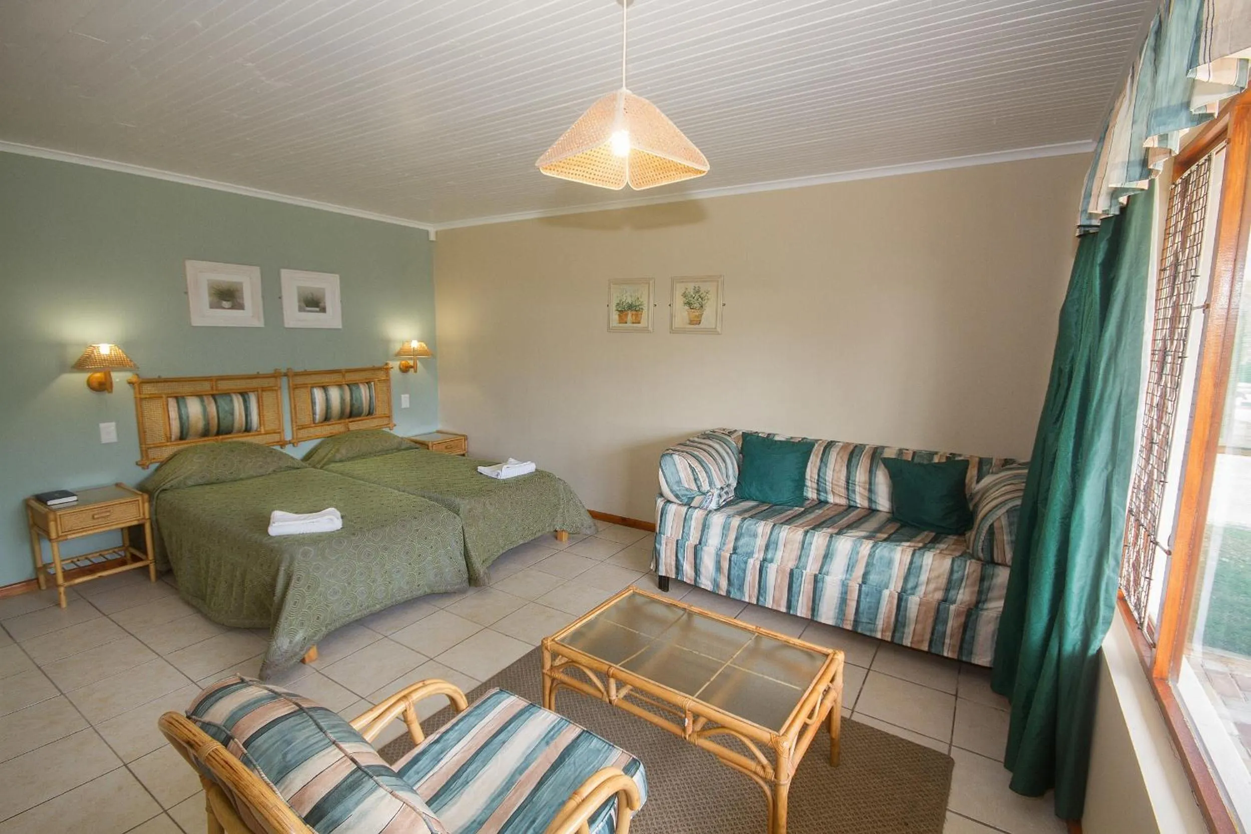 Living room, Bed in Pine Lodge Resort