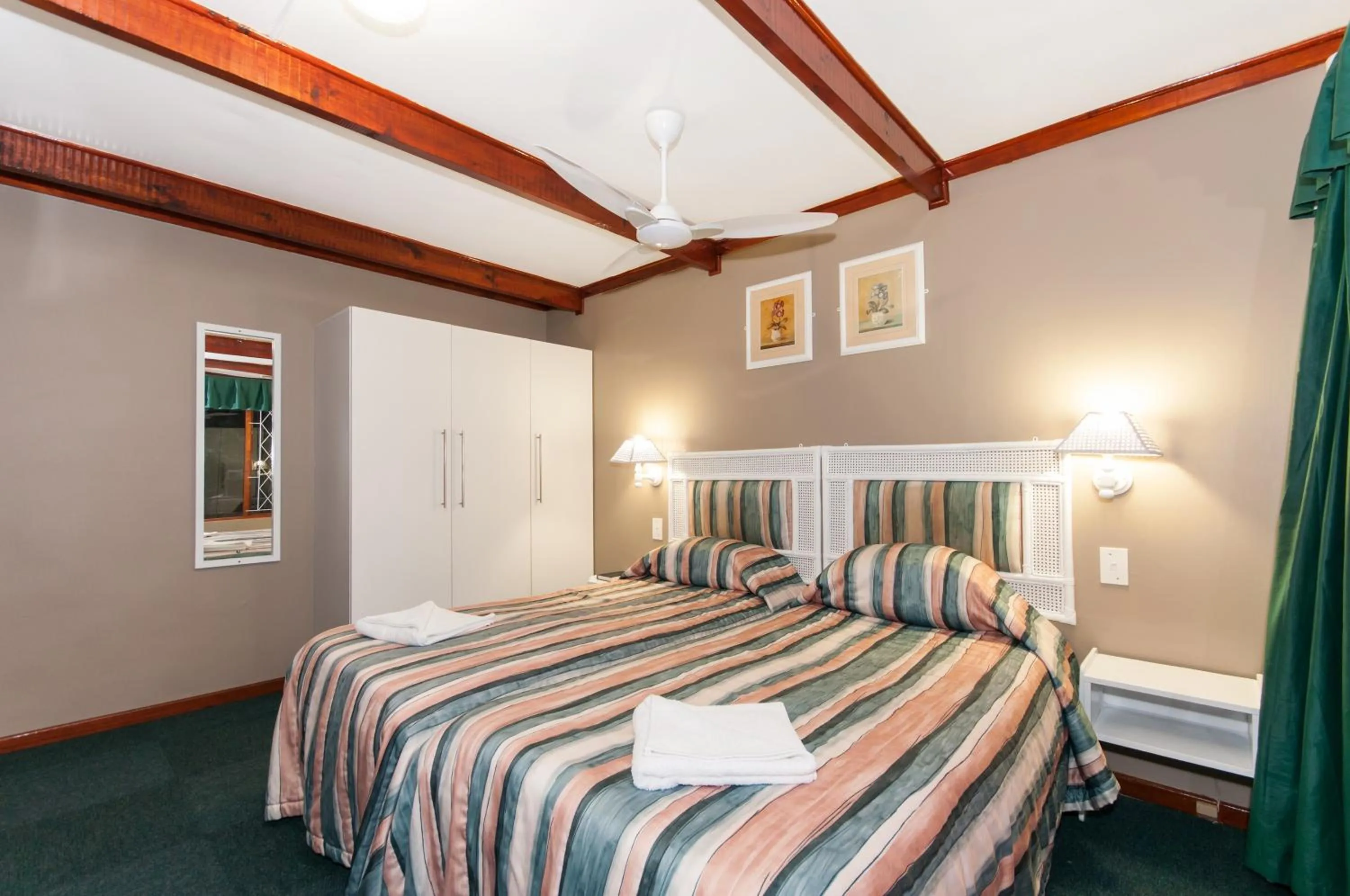 Bedroom, Bed in Pine Lodge Resort