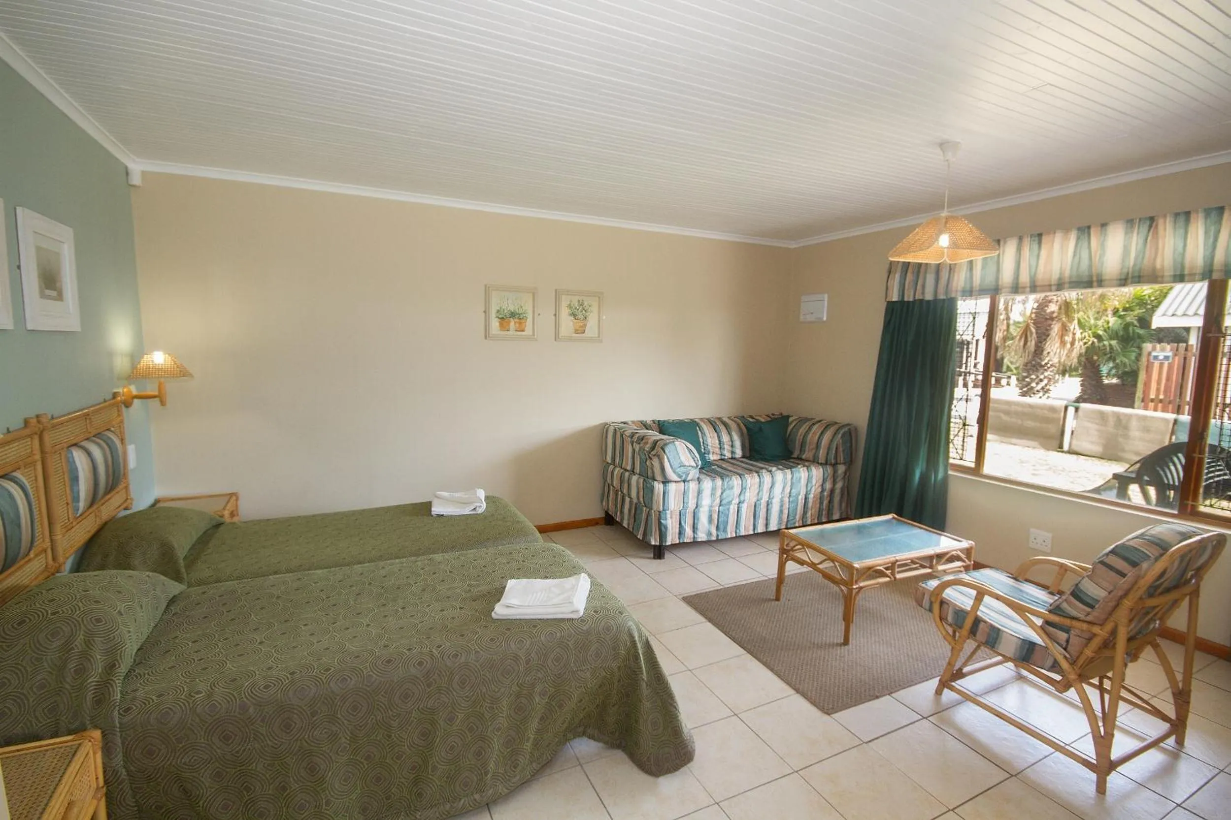 Bedroom, Bed in Pine Lodge Resort