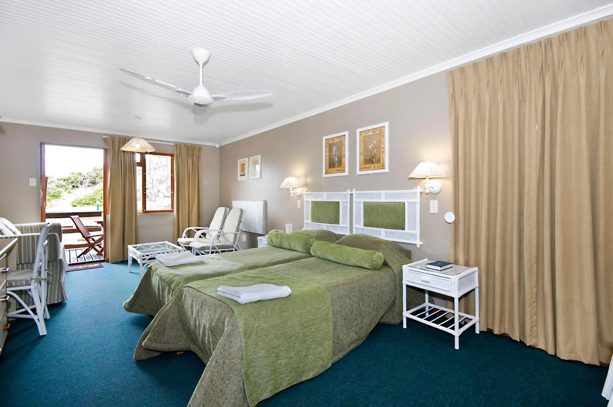 Bedroom, Bed in Pine Lodge Resort