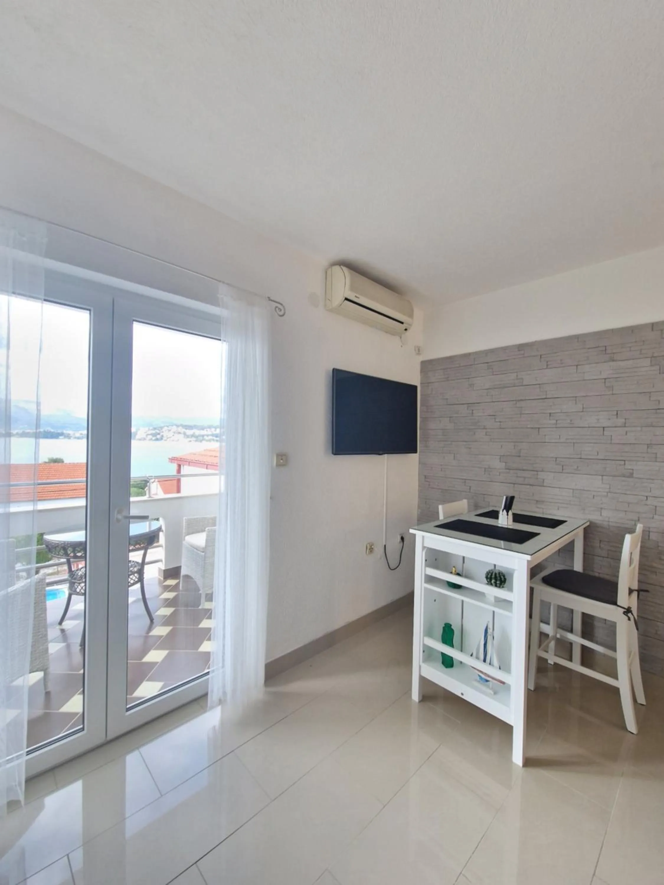 Apartments Silva with a view of sea