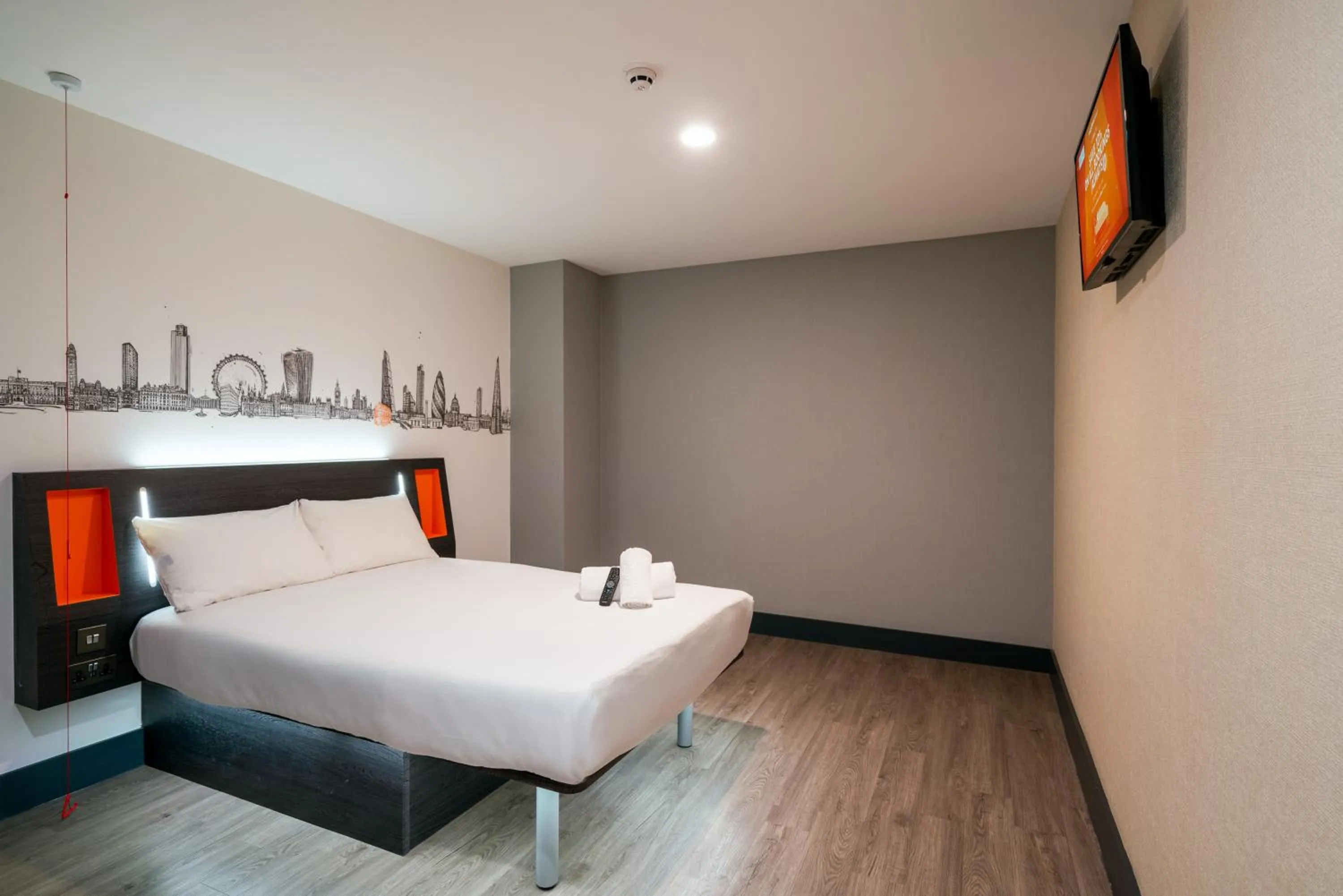 Bedroom, Bed in easyHotel London City Shoreditch