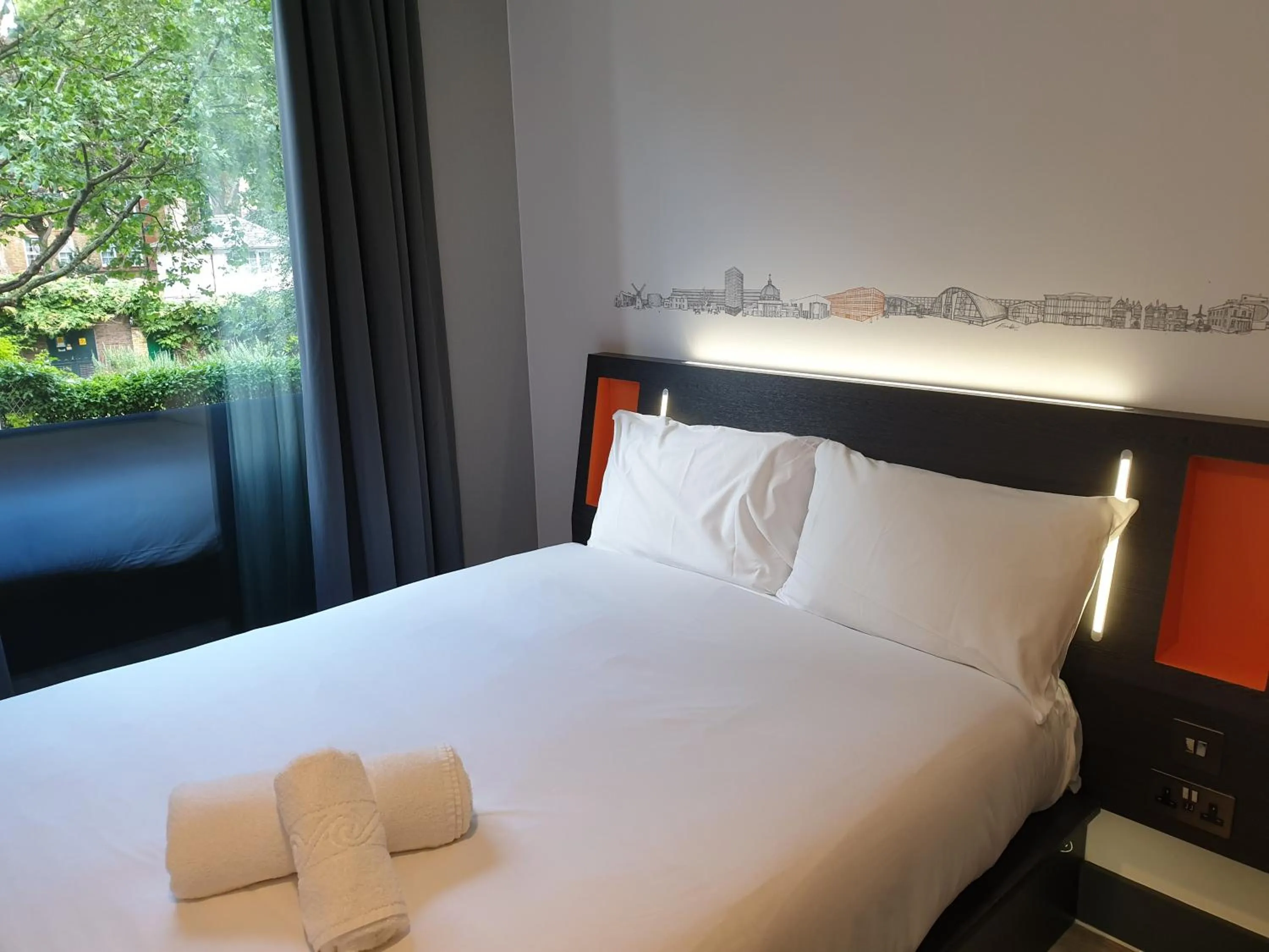 Bedroom, Bed in easyHotel London City Shoreditch