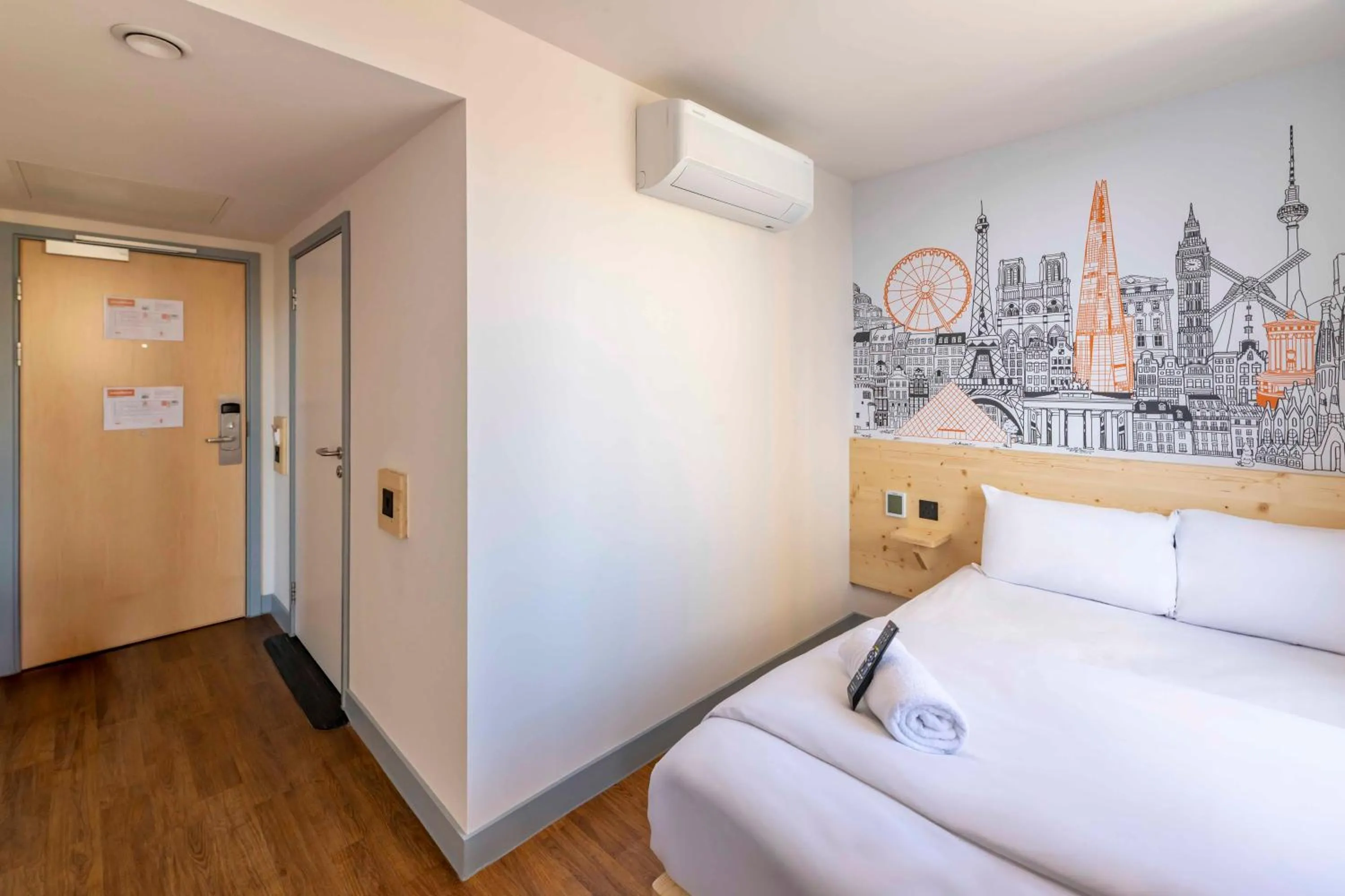 Bedroom, Bed in easyHotel Croydon