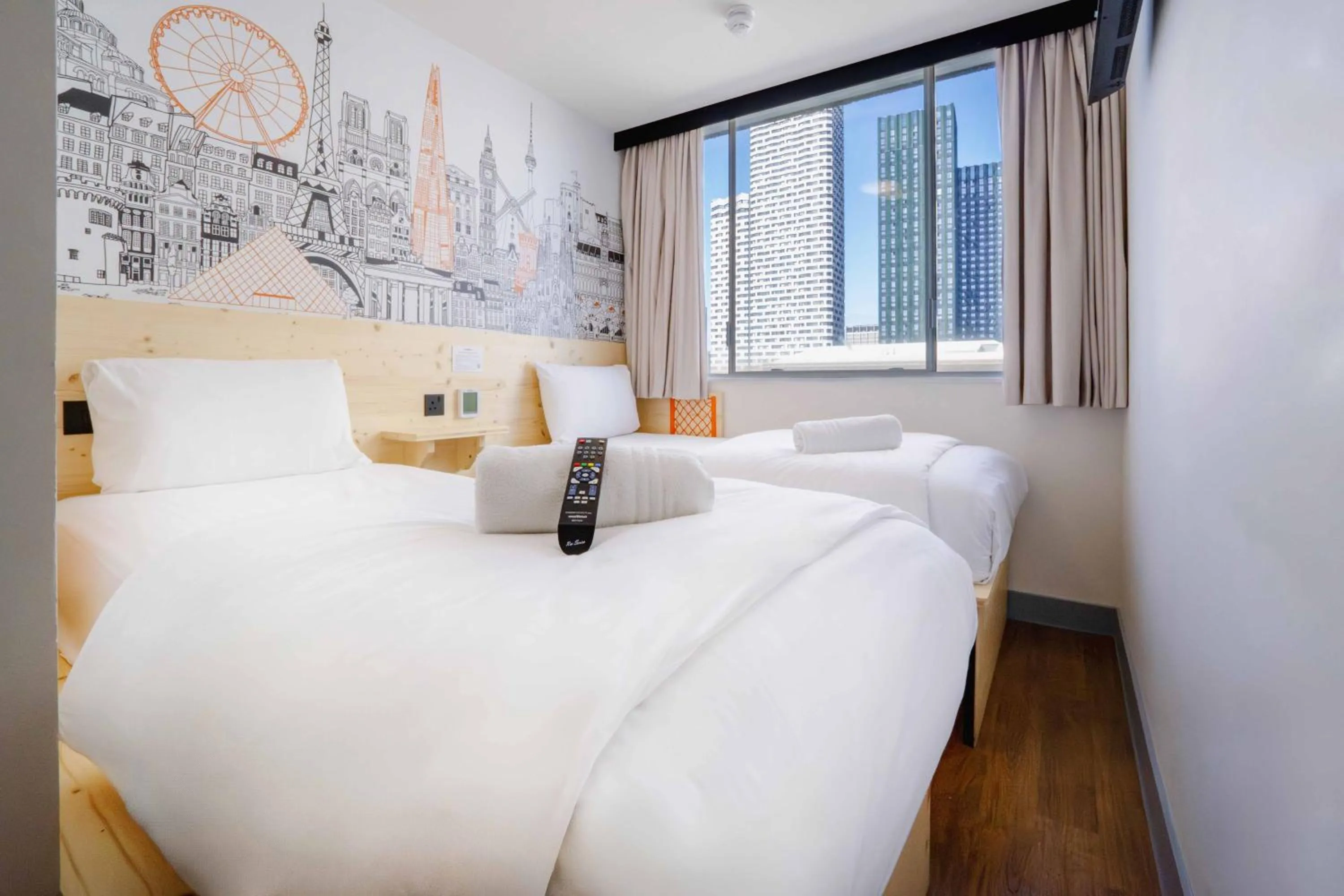 Bedroom, Bed in easyHotel Croydon