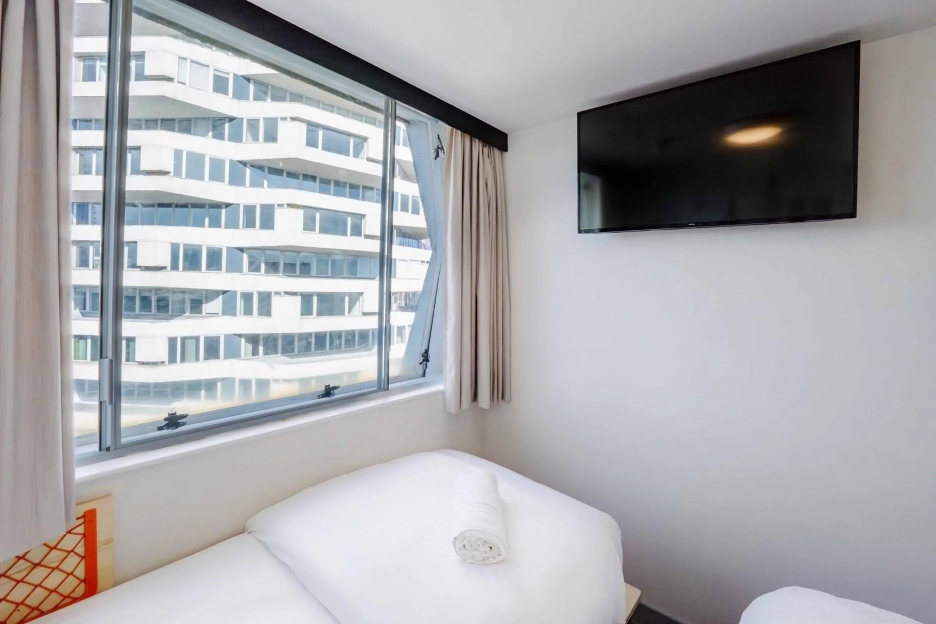 Bedroom, Bed in easyHotel Croydon