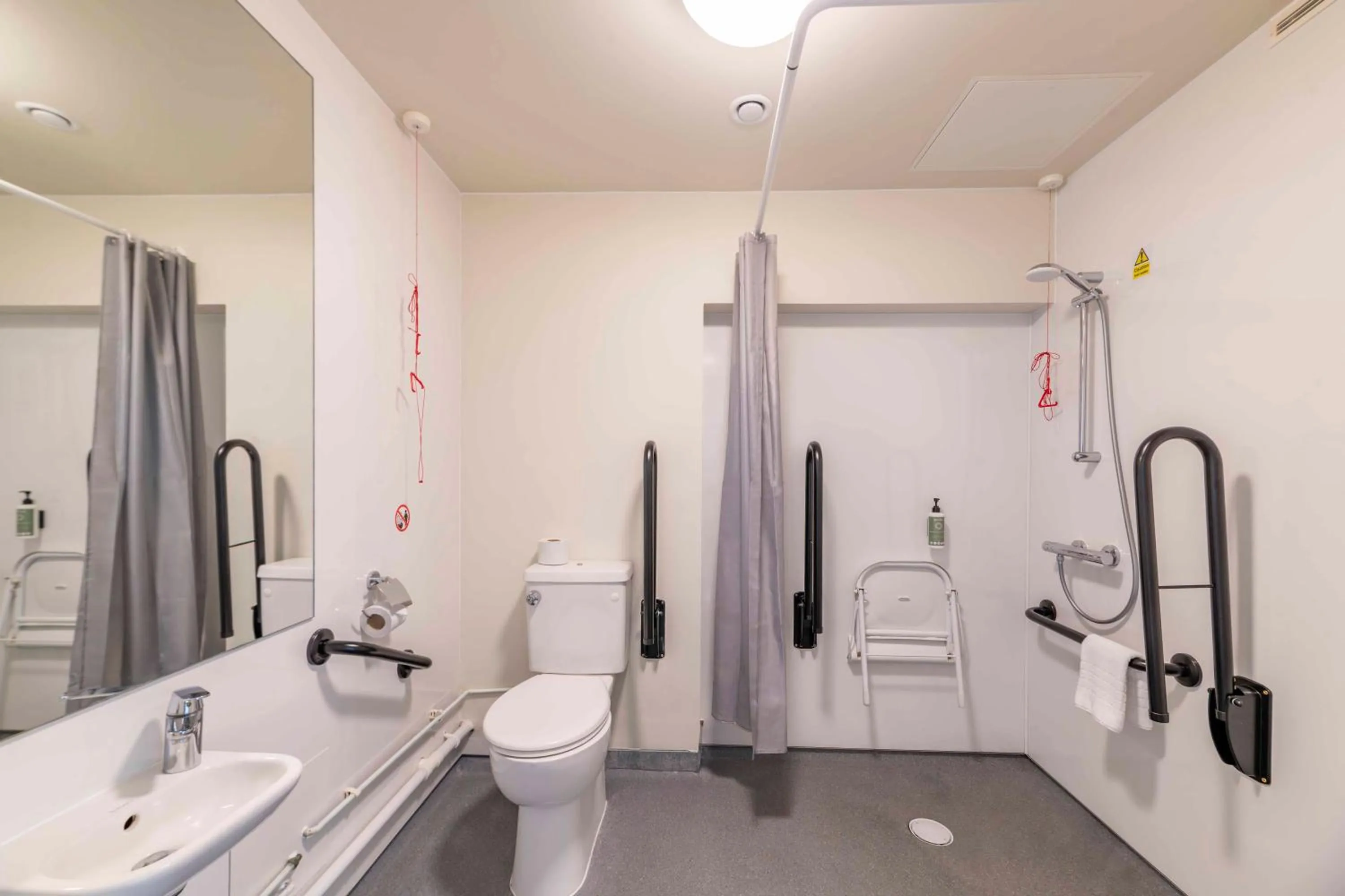 Bathroom in easyHotel Croydon