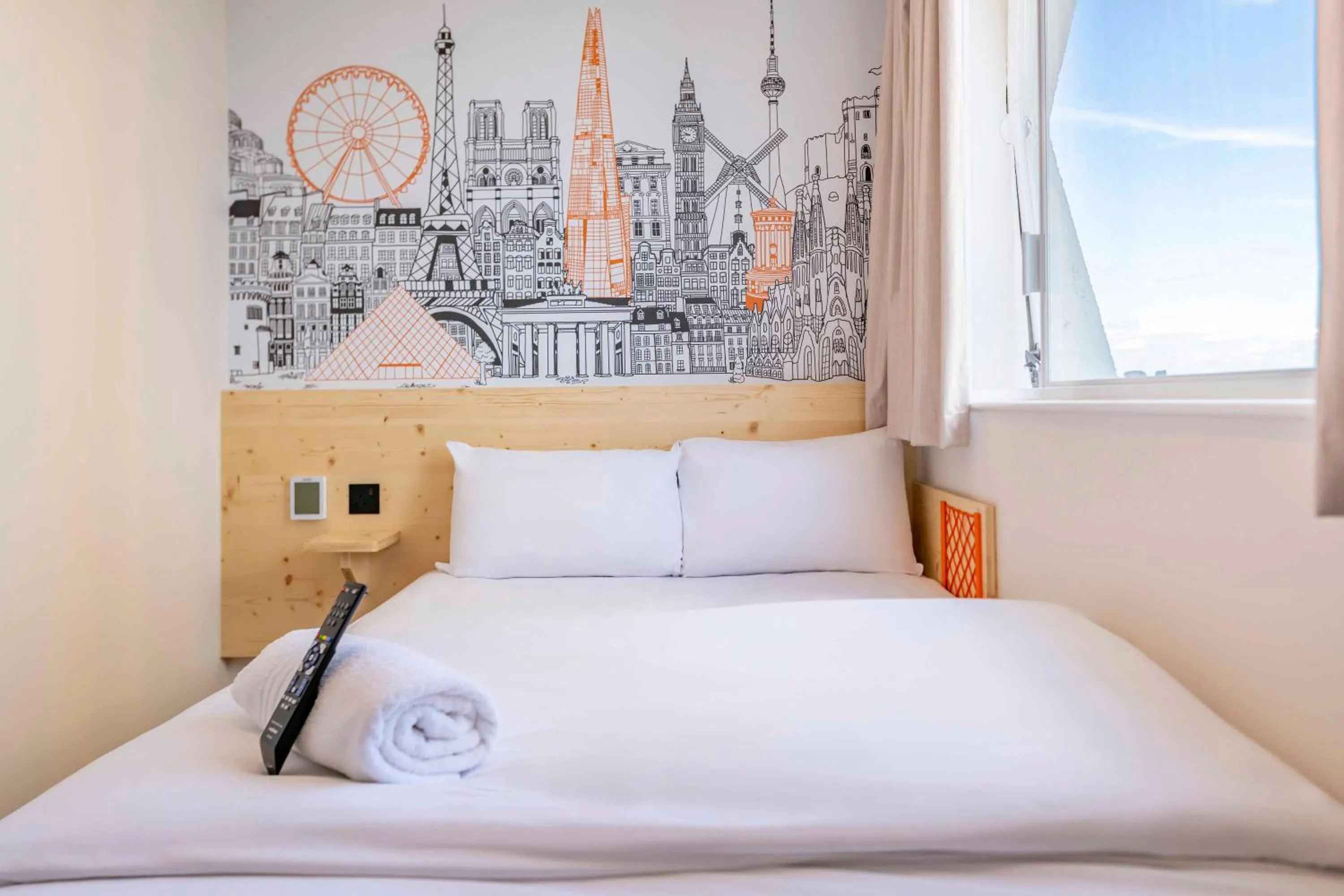 Bedroom, Bed in easyHotel Croydon