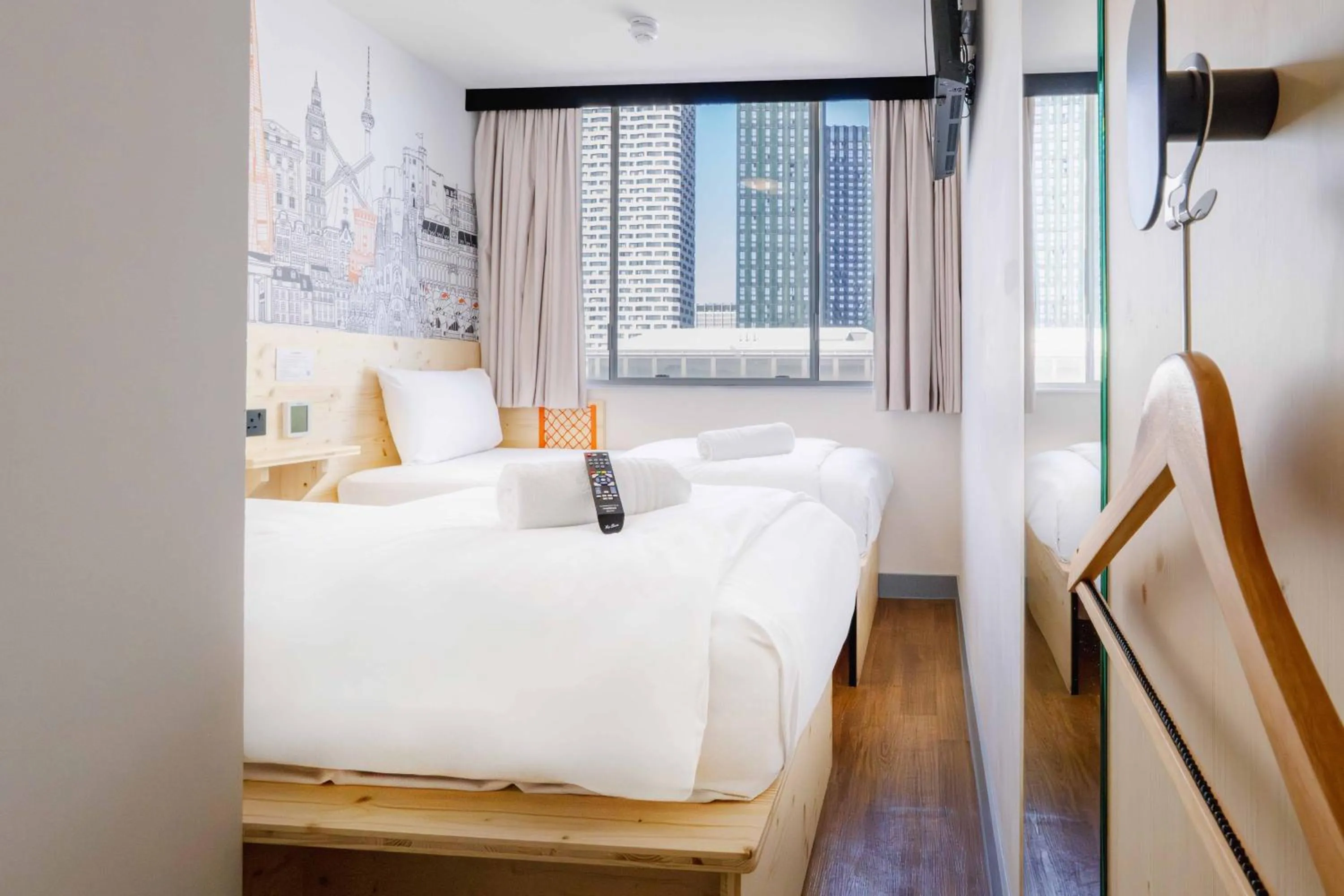 Bedroom, Bed in easyHotel Croydon