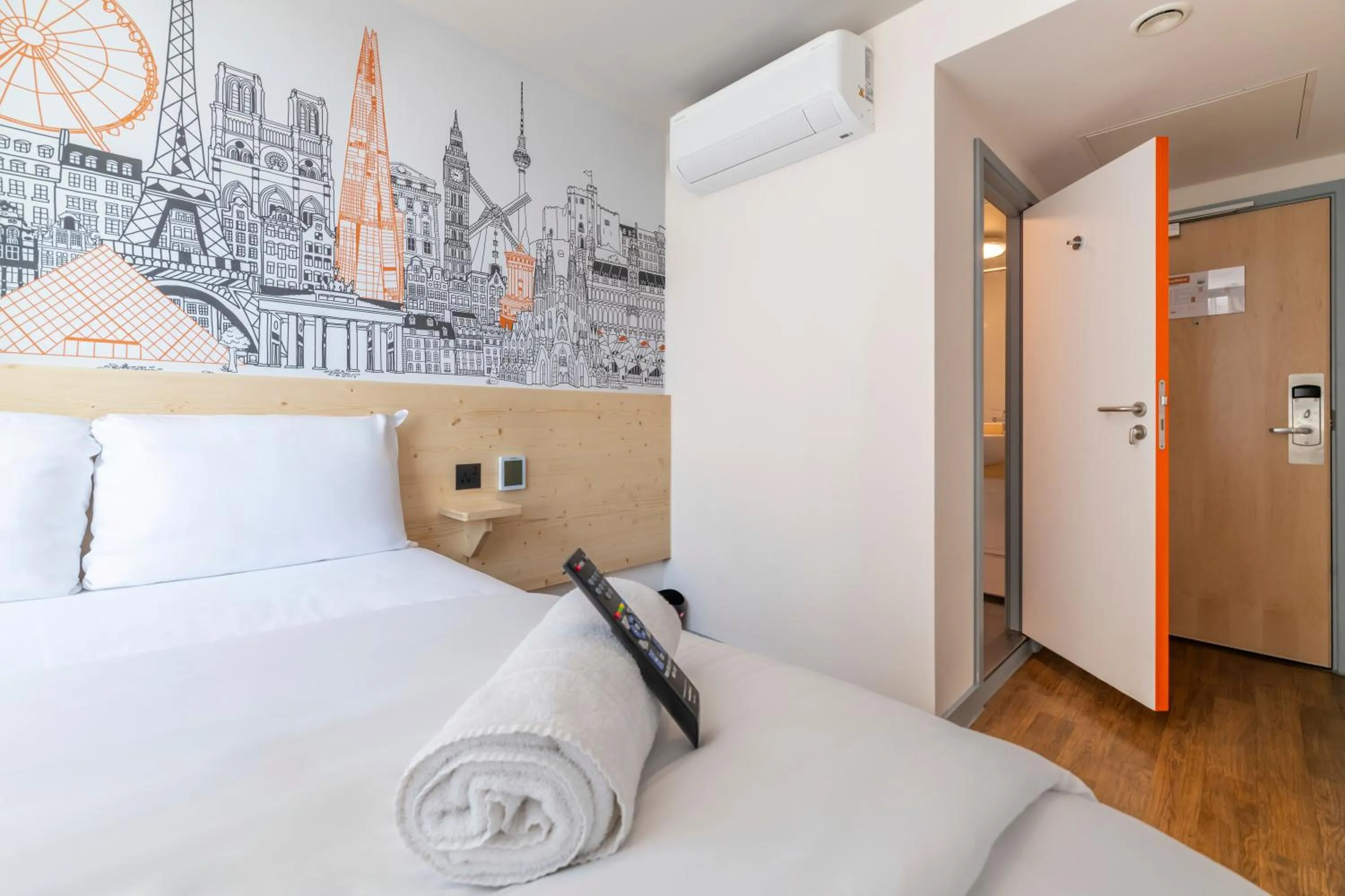 Bedroom, Bed in easyHotel Croydon