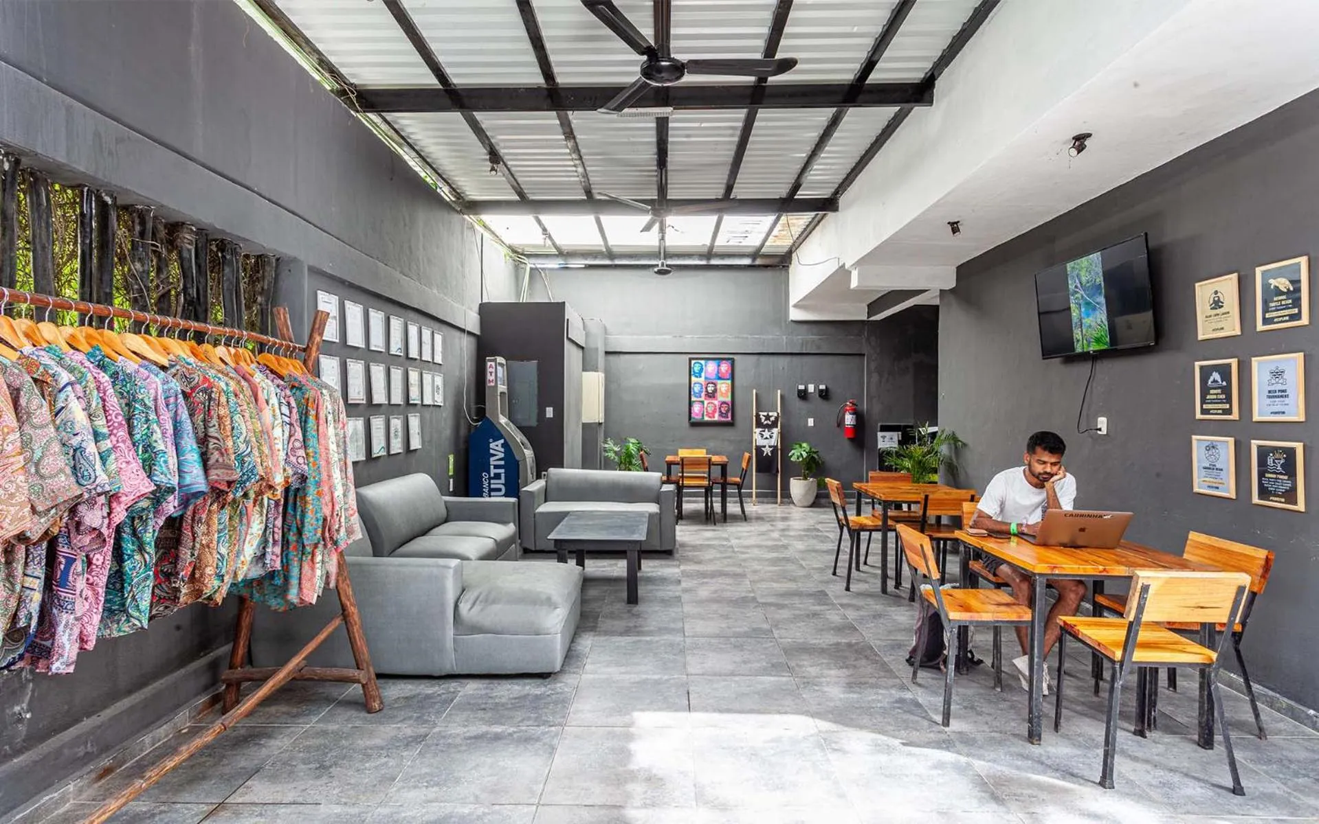 Communal lounge/ TV room in Che Tulum Hostel & Bar Adults Only