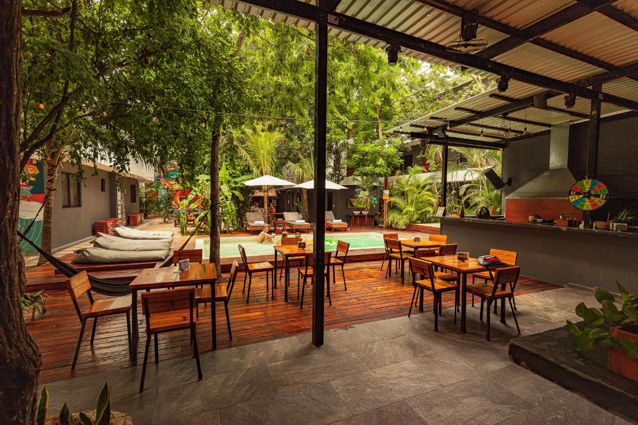 Restaurant/places to eat in Che Tulum Hostel & Bar Adults Only